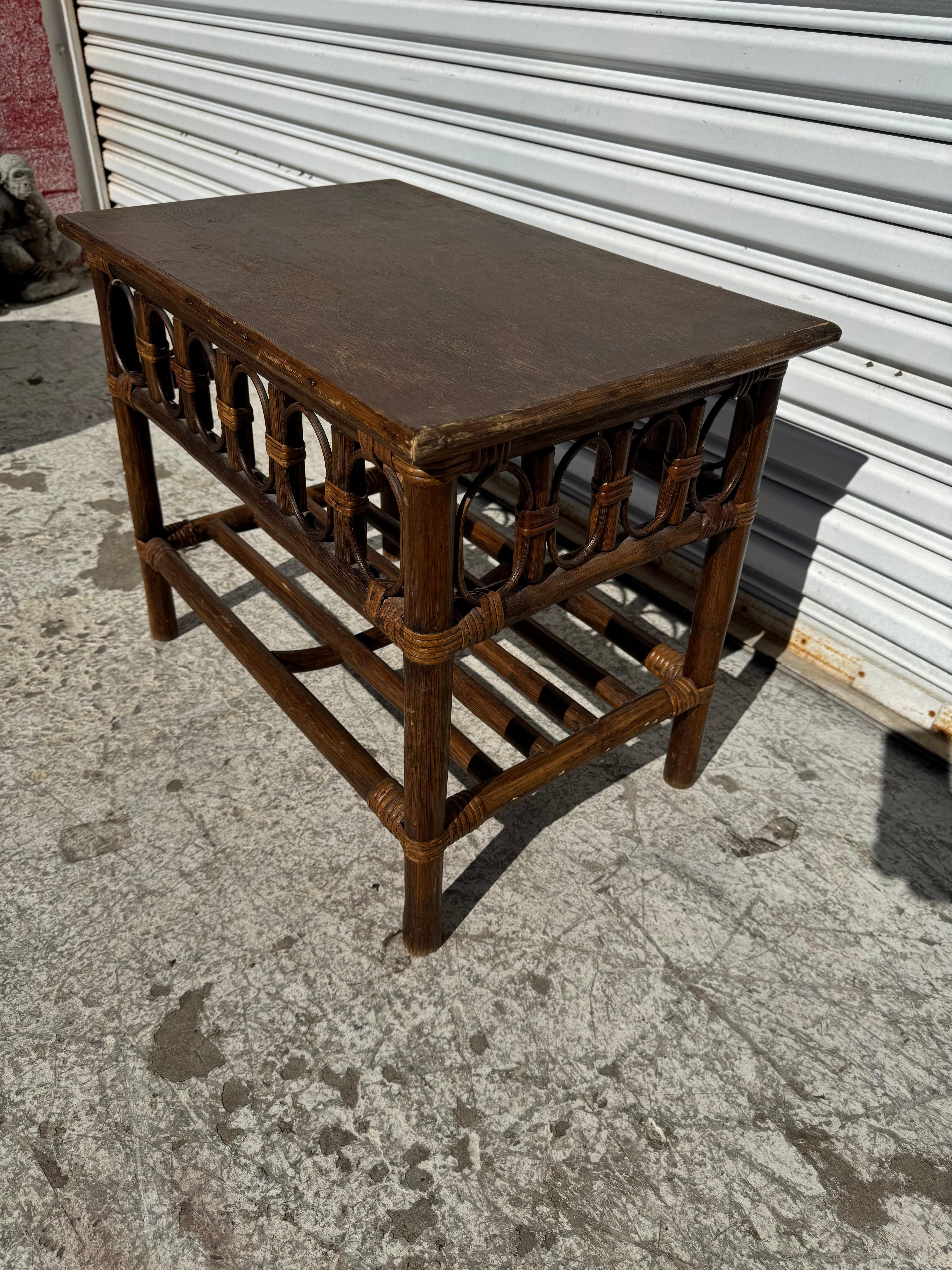 Hollywood Regency Boho Chic Bamboo Side Table en vente