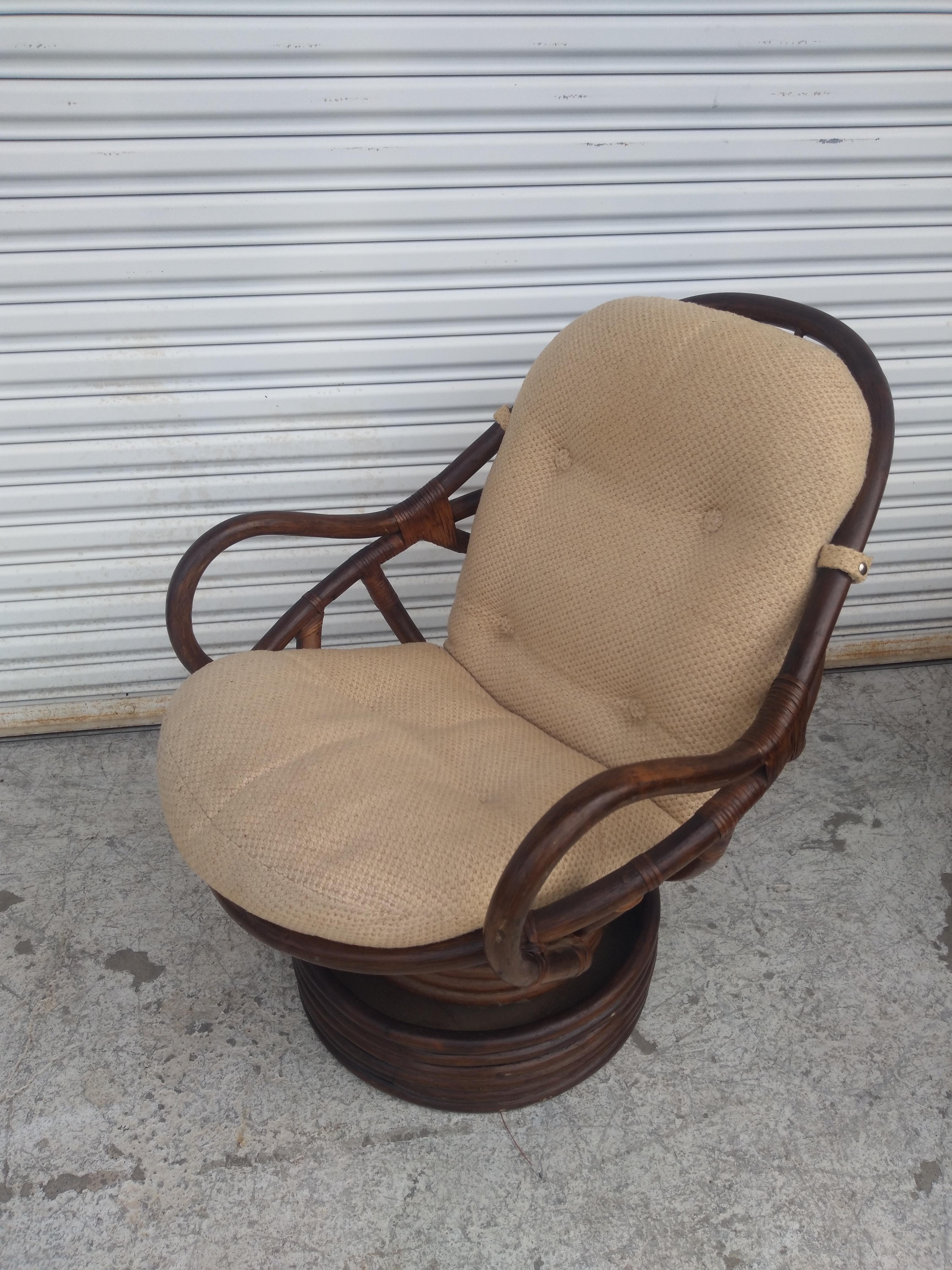 Esta tumbona se fabricó en Filipinas. Está construido en bambú curvado al vapor. Gira y se balancea. Tiene un bonito cojín de tela para mayor comodidad.
Una silla muy robusta y bien hecha.