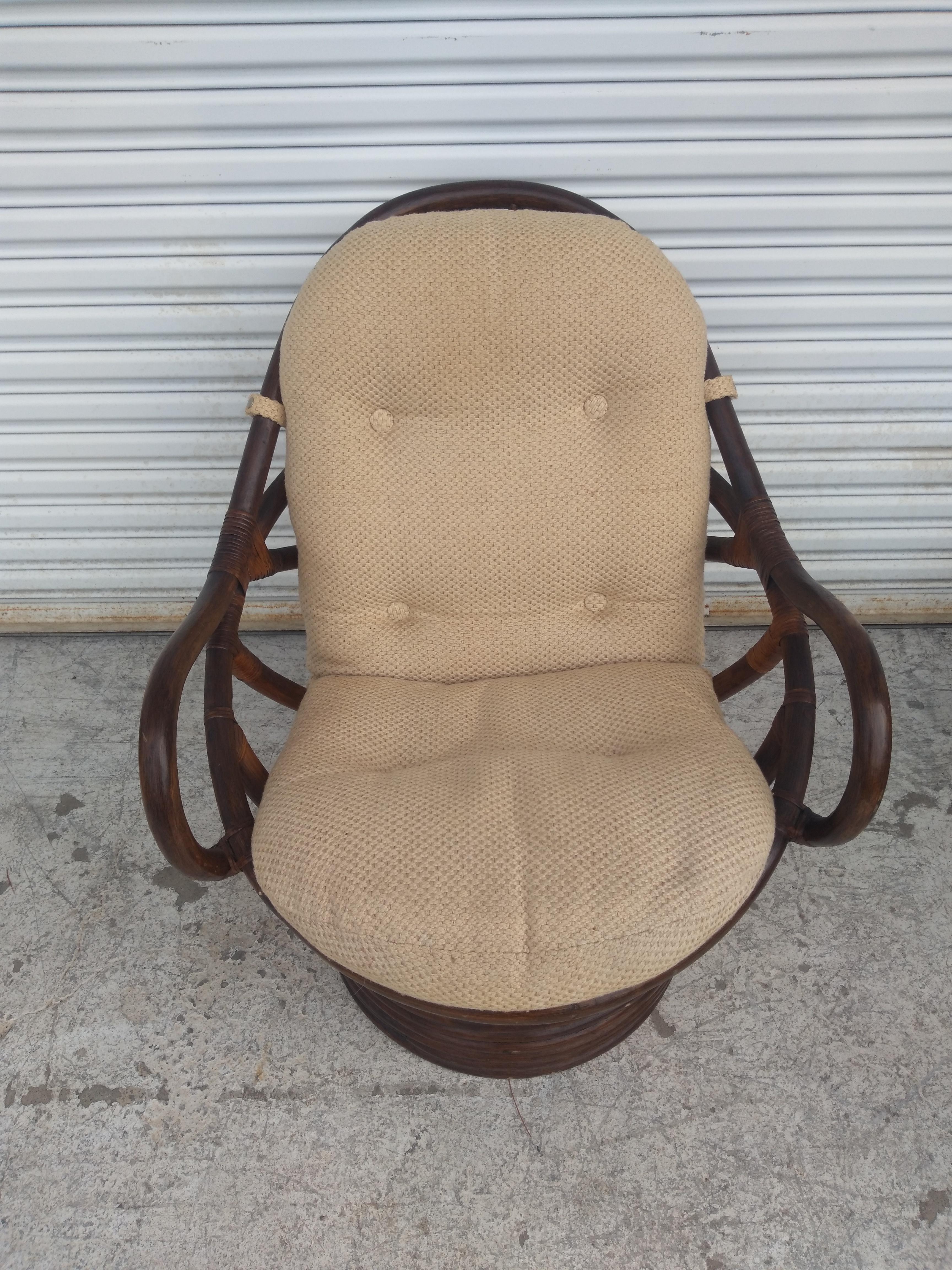 Butaca giratoria de bambú Boho Chic Filipino en venta