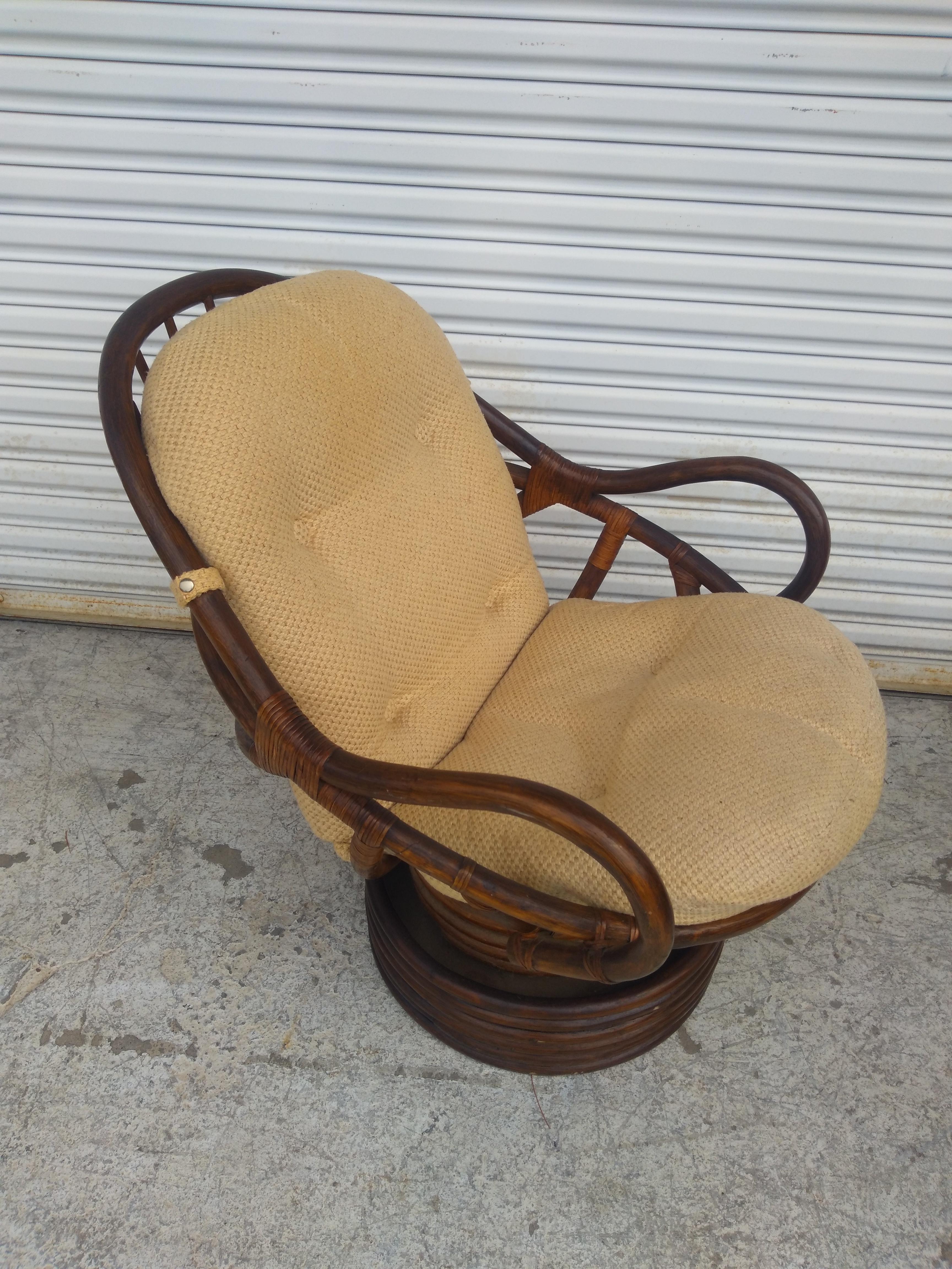 Butaca giratoria de bambú Boho Chic en Bueno estado para la venta en Pasadena, TX