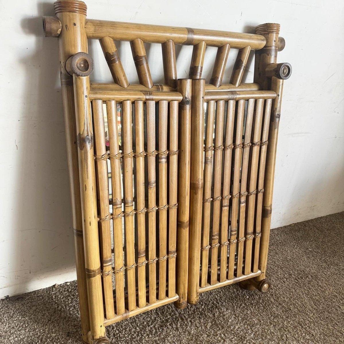 Valorizza la tua casa con il fascino rustico di questo specchio da parete in bambù Boho Chic con ante uniche. Realizzato in bambù naturale, questo specchio offre un calore organico e un tocco stravagante grazie alle porte che si aprono per rivelare