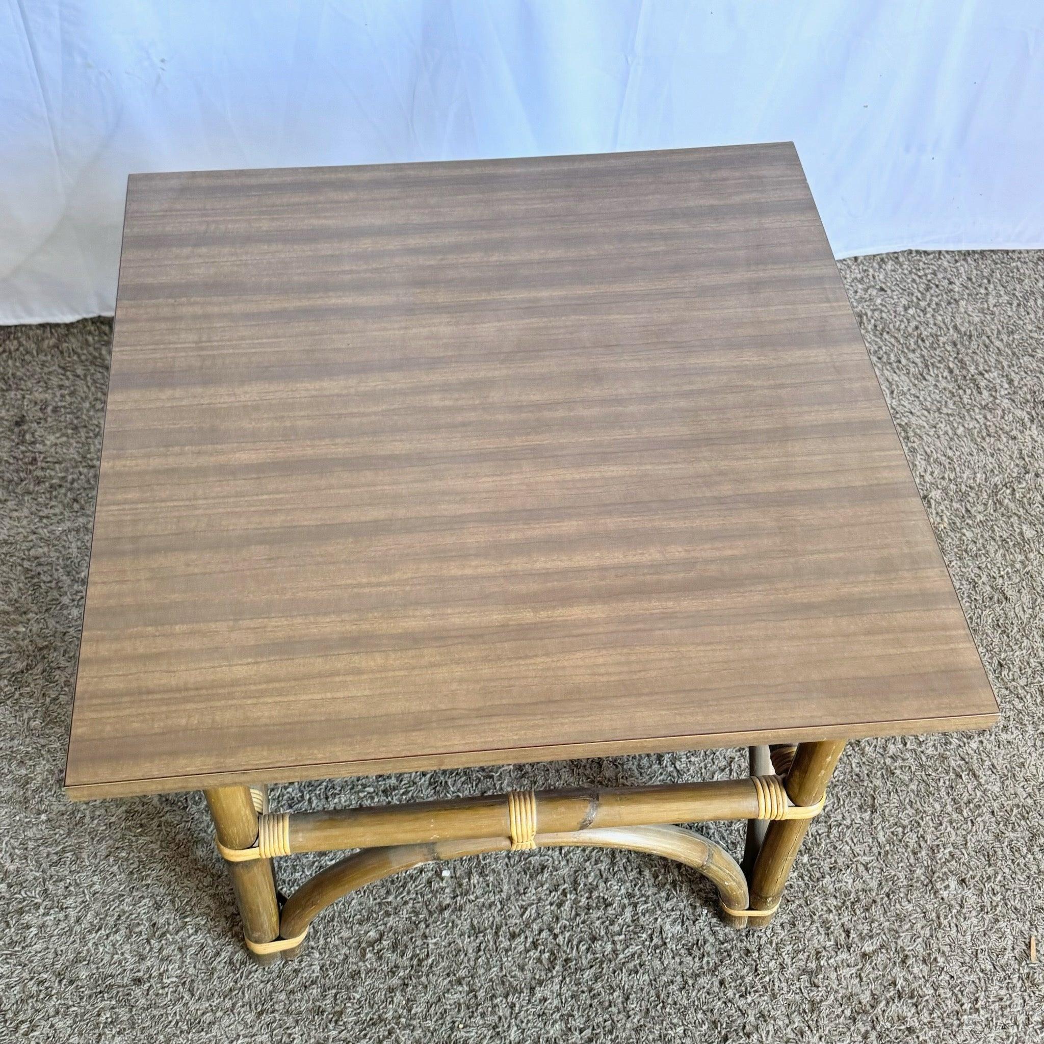 Ensemble modulaire Boho Chic en osier de bambou de Calif-Asia, comprenant un canapé, une chaise longue et une table d'appoint, parfait pour les intérieurs éclectiques ou d'inspiration côtière.
 
 L'emballage, l'osier et la finition du bambou sont