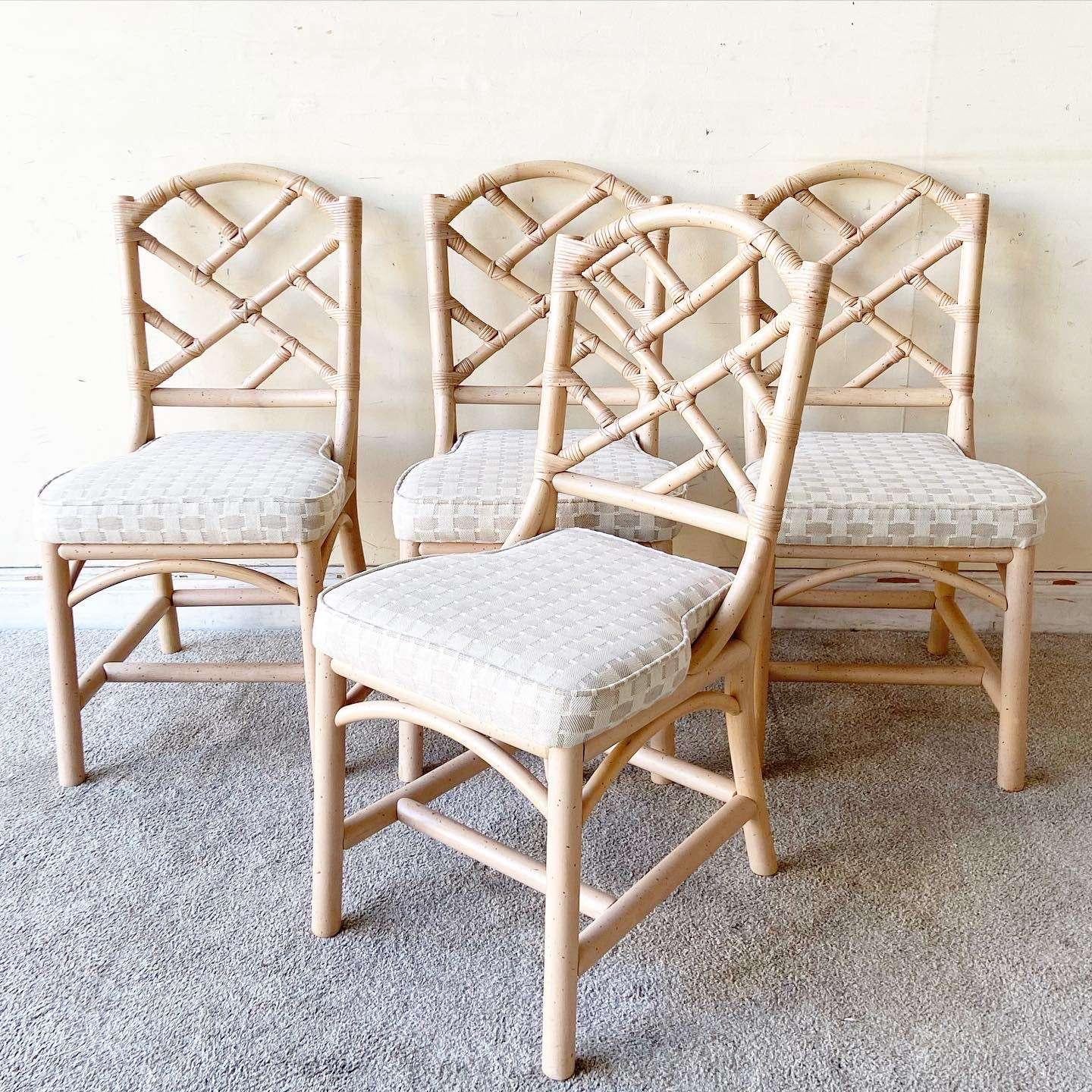 Exceptionnel ensemble de 4 chaises de salle à manger vintage en bois courbé et rotin de style Chippendale. Finition lavée et tachetée.

La hauteur du siège est de 18,5 pouces