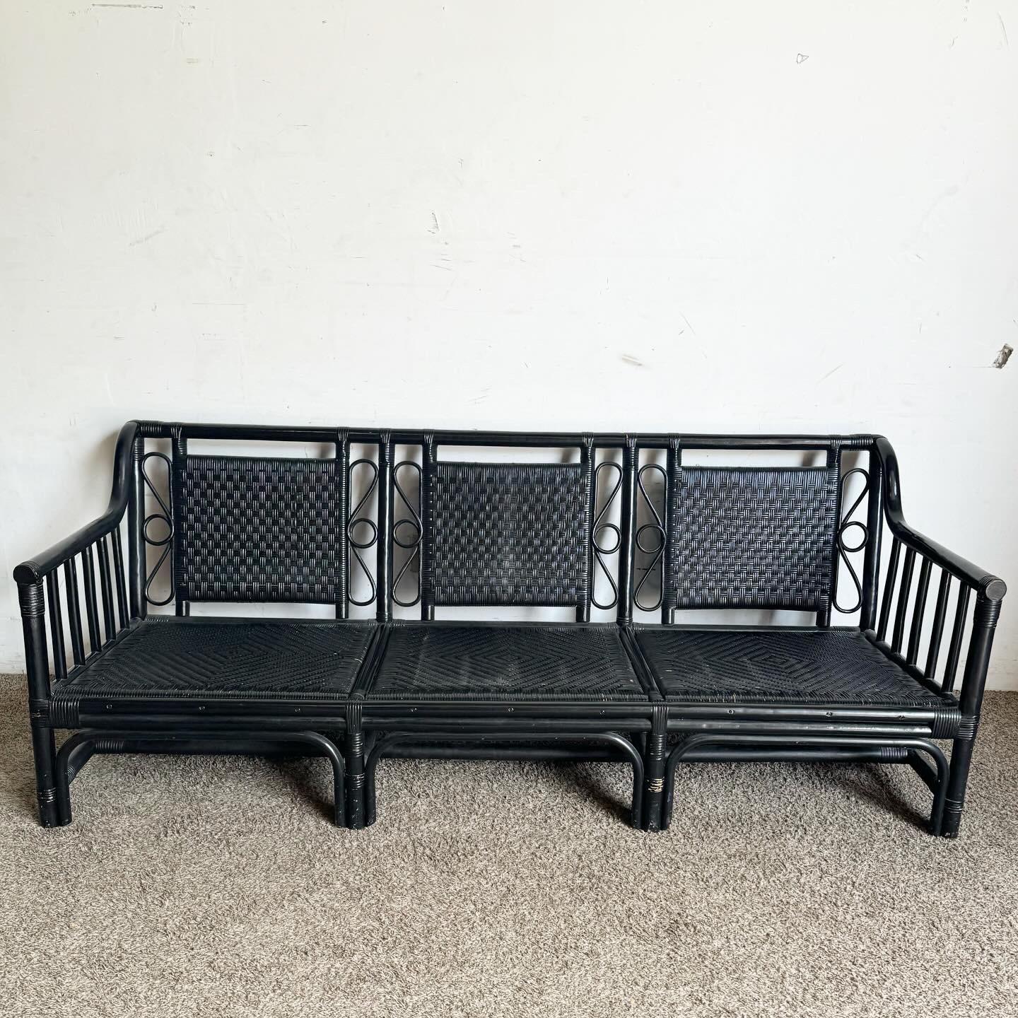 Trasforma il tuo spazio con il Divano in vimini e rattan nero Boho Chic, con cuscini in tan, rosso e nero per una seduta vivace e confortevole. Ideale per un uso interno o esterno coperto, aggiunge un tocco di eleganza bohémien.