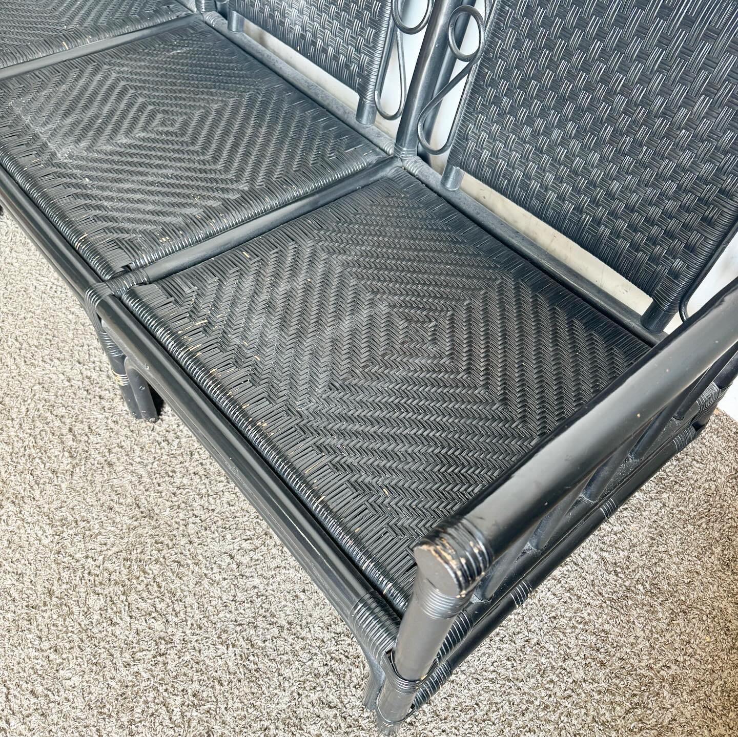 Rattan Divano Boho Chic in vimini nero e rattan con cuscini rossi e neri in vendita