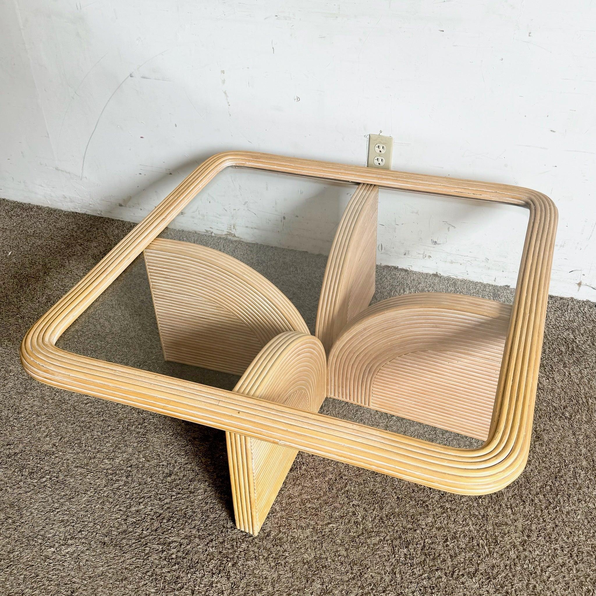 Table basse Boho Chic Blonde Pencil Reed avec plateau en verre, parfaite pour ajouter une élégance côtière et un charme bohème à n'importe quel espace de vie.
 
 Nous vendons les articles tels qu'ils ont été acquis, sans les restaurer ni les
