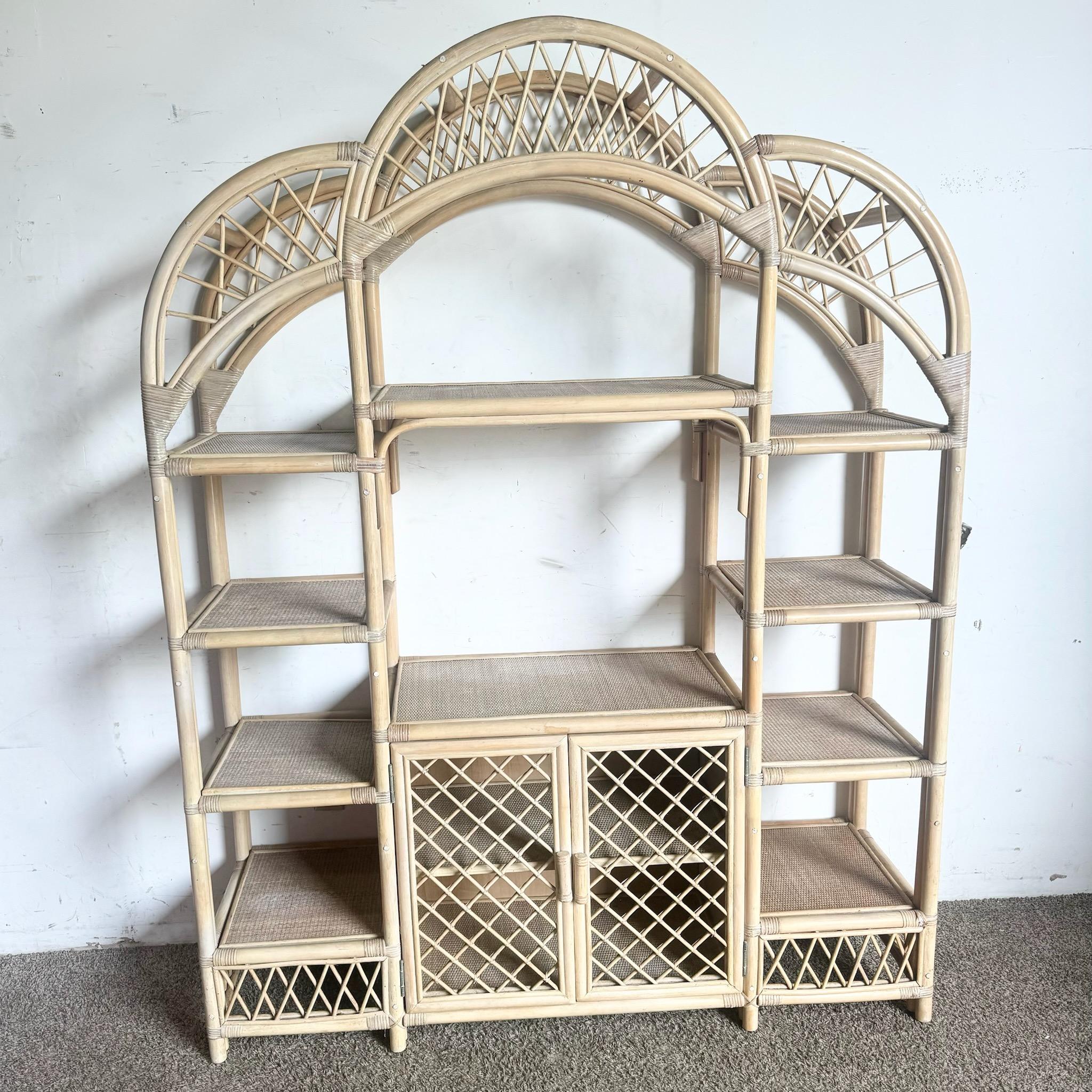 Améliorez votre espace avec ce √âtag√®re en rotin blond Boho Chic, doté d'un élégant sommet arqué. Cette pièce vintage présente un tissage complexe en rotin et une esthétique légère et aérée, parfaite pour ajouter une touche de charme bohème à