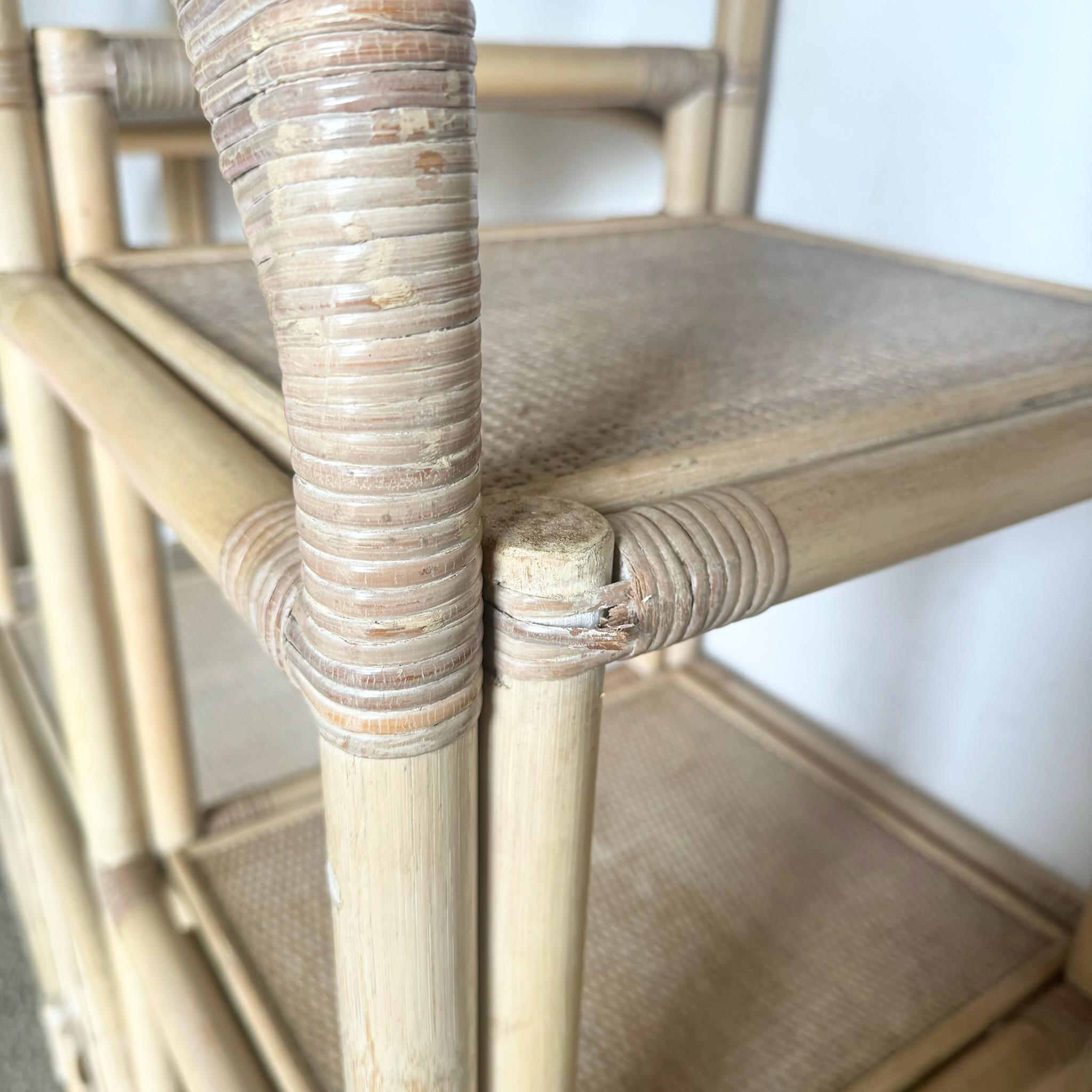 Etagère Boho Chic en rotin blond à plateau arqué Bon état - En vente à Delray Beach, FL
