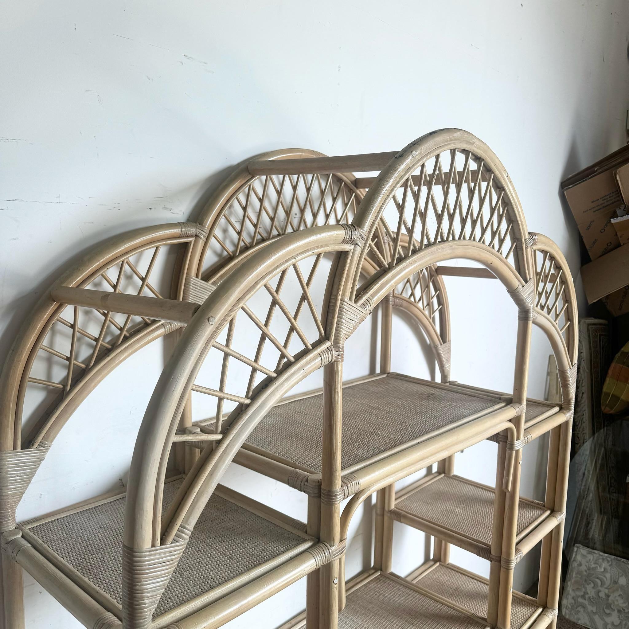 Etagère Boho Chic en rotin blond à plateau arqué en vente 1