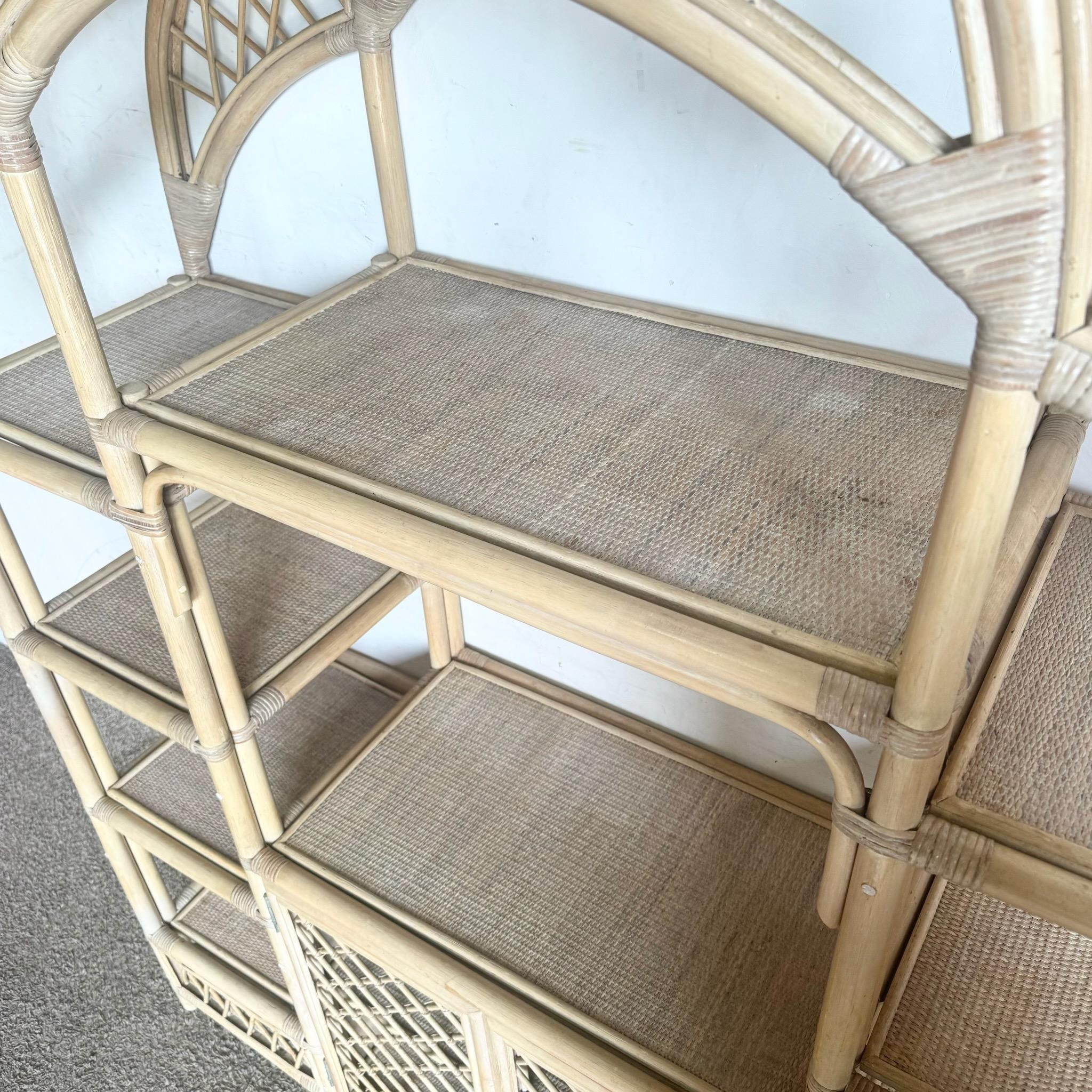 Etagère Boho Chic en rotin blond à plateau arqué en vente 3