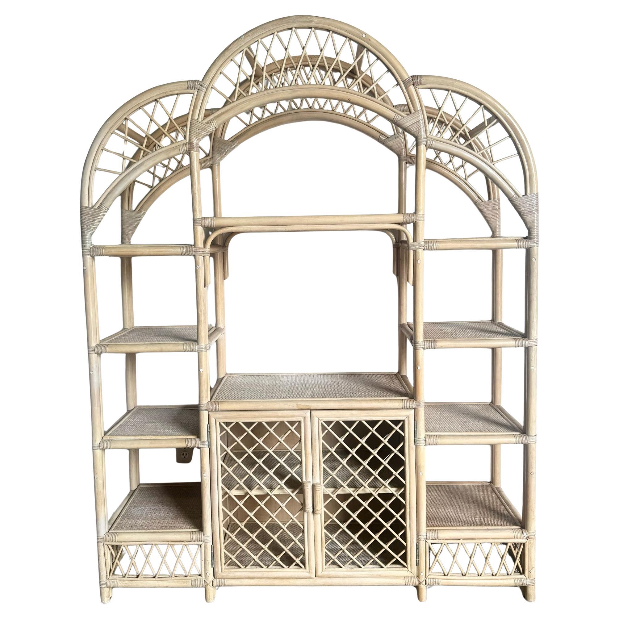 Etagère Boho Chic en rotin blond à plateau arqué