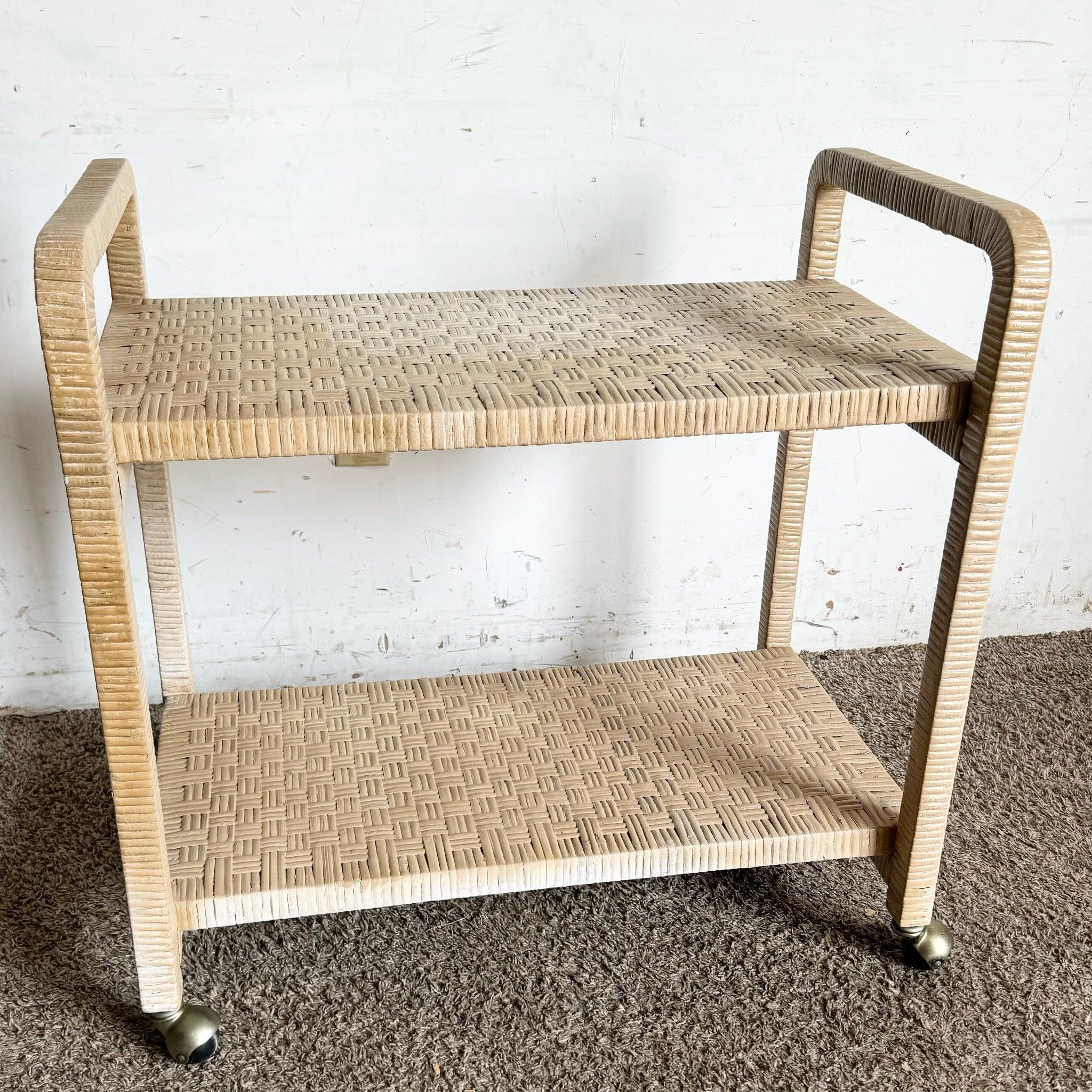 Il carrello da bar Boho Chic in vimini intrecciato biondo aggiunge calore e stile a qualsiasi spazio, perfetto per servire o esporre oggetti d'arredo.
 
 Vendiamo gli articoli così come sono stati acquistati, senza alcun restauro o riparazione. I
