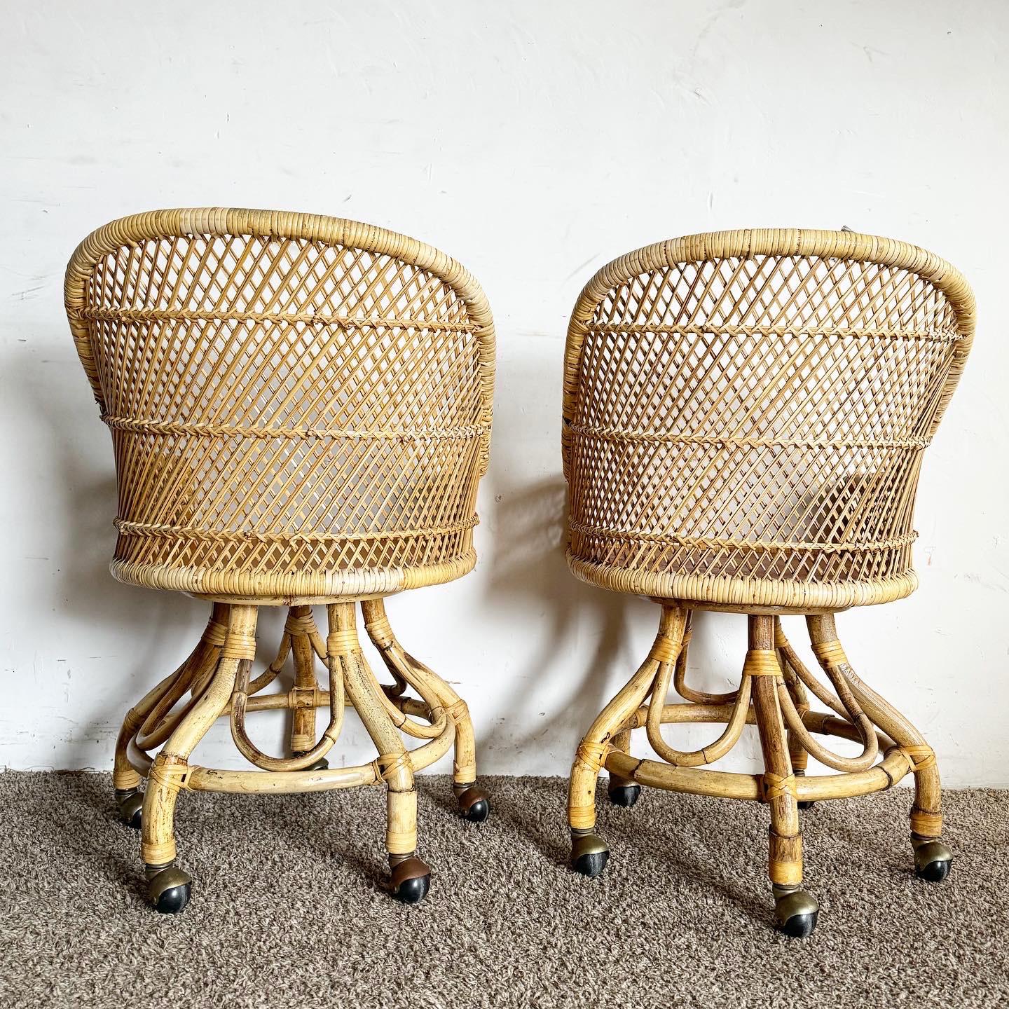 Les chaises de salle à manger Boho Chic Buri Rattan Bamboo Swivel Barrel sur roulettes, un ensemble de quatre, mélangent des textures naturelles avec un design fonctionnel. Ces chaises offrent une assise confortable avec une fonction pivotante
