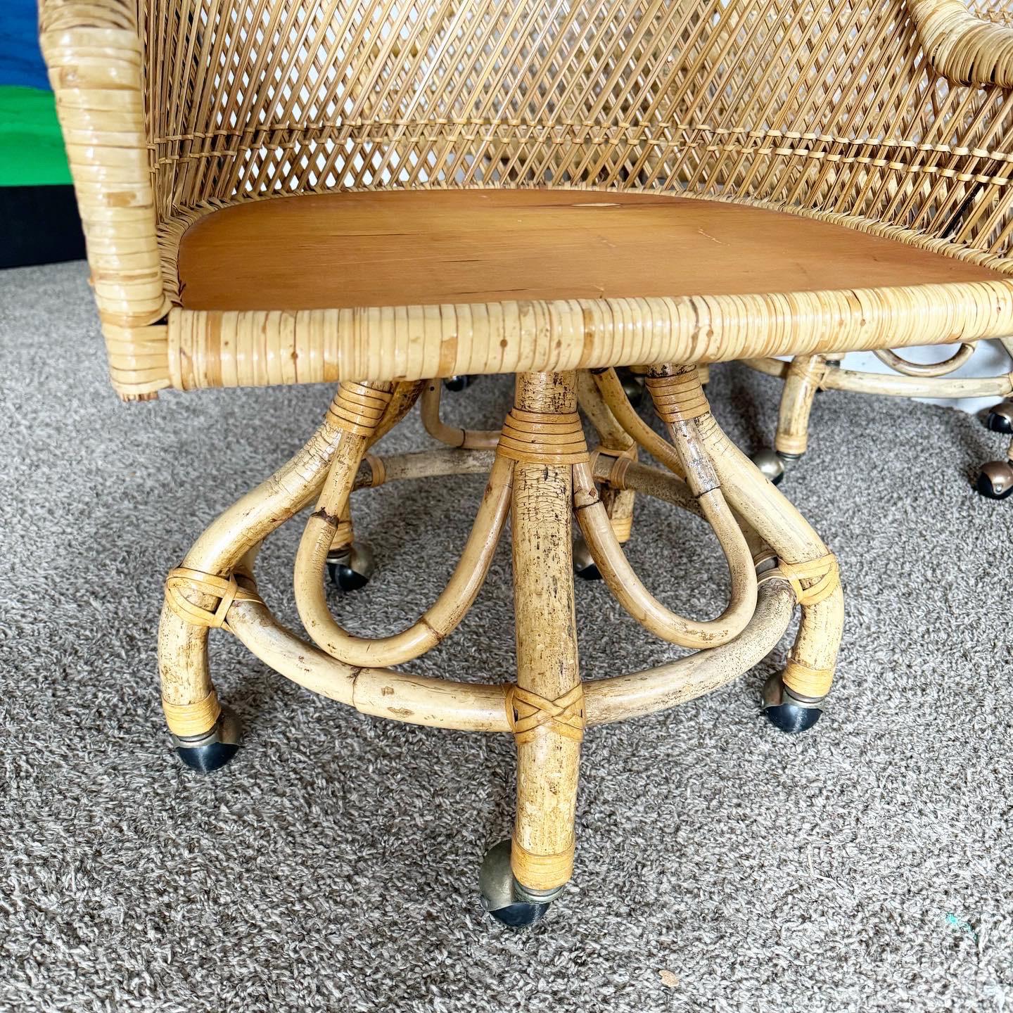 Chaises de salle à manger Boho Chic Buri en rotin et bambou pivotants sur roulettes - Lot de 4 en vente 1