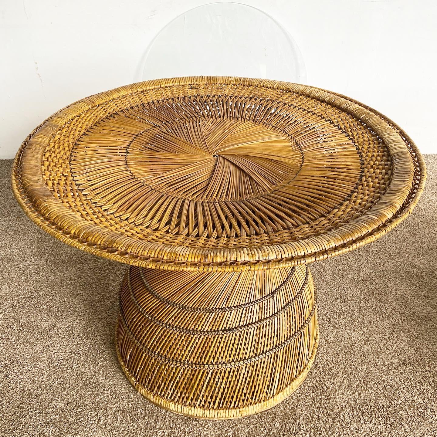 Peppen Sie Ihren Essbereich mit dem erstaunlichen, sanduhrförmigen Buri-Rattan-Esstisch im Vintage-Stil auf. Dieser Tisch zeichnet sich durch ein fantastisches kreisförmiges Flechtmuster und eine eingelegte Glasplatte aus, die Ihrem Raum einen Hauch