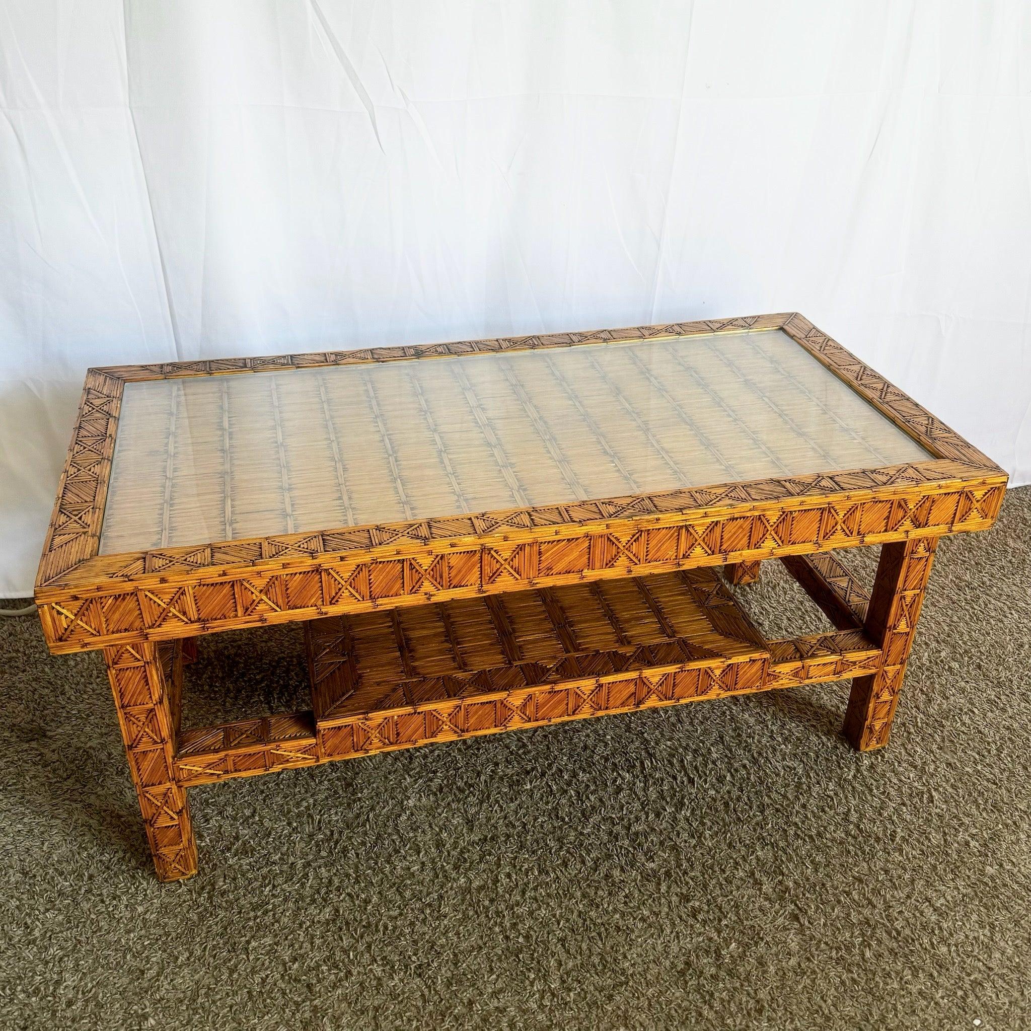 Table basse Boho Chic en allumettes brûlées, au design folklorique complexe, parfaite pour ajouter un charme bohème à votre espace de vie.
 
 Nous vendons les articles tels qu'ils ont été acquis, sans les restaurer ni les réparer. Les pièces vintage