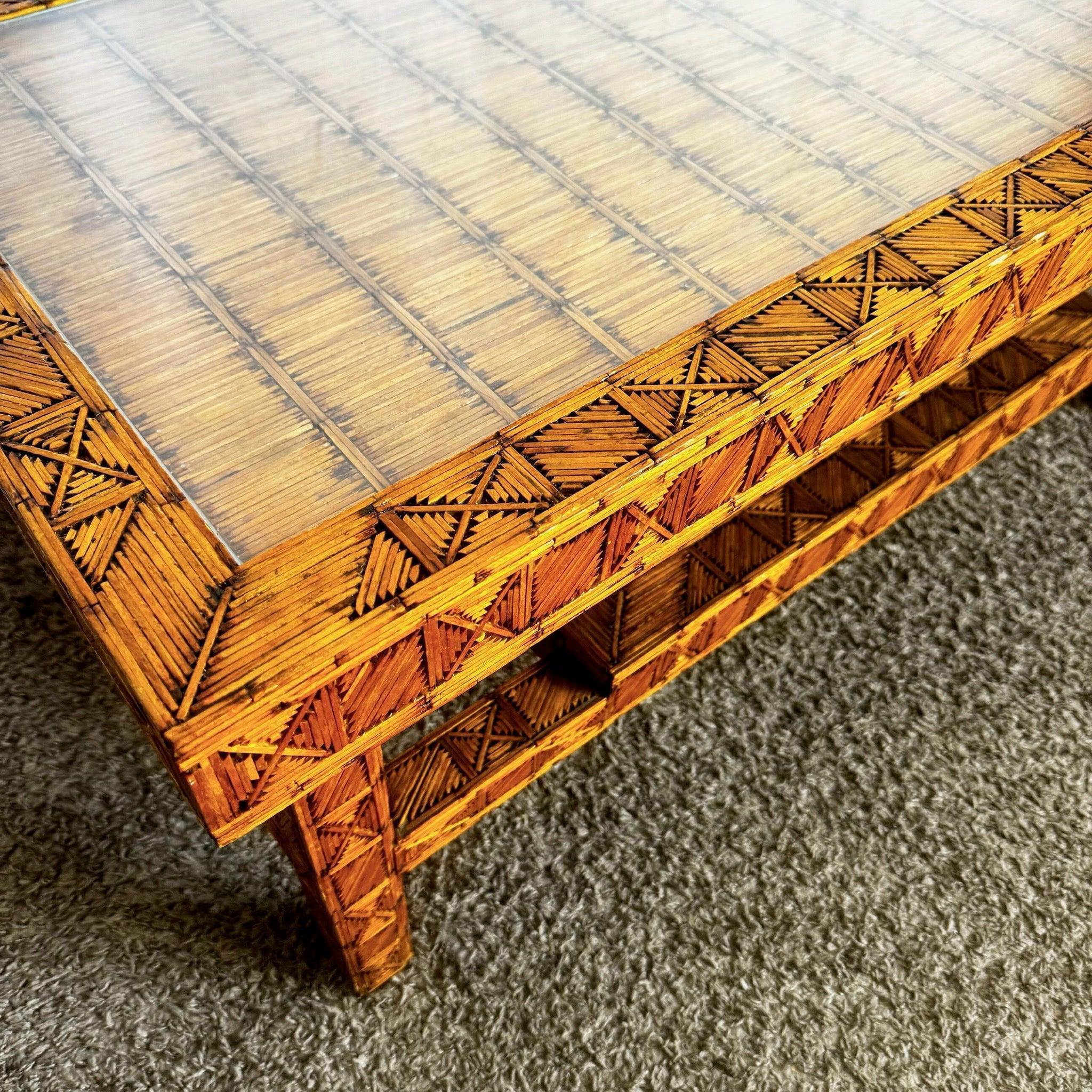Inconnu Table basse Boho Chic en bâtons d'allumettes brûlées Folk Art en vente