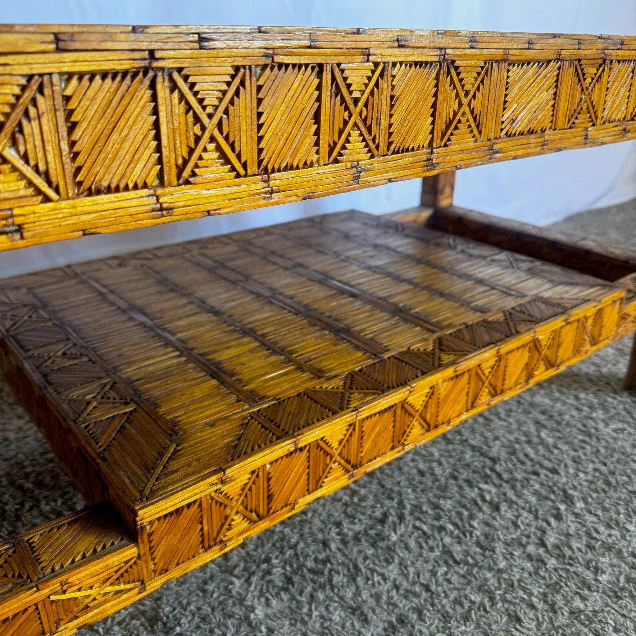 Table basse Boho Chic en bâtons d'allumettes brûlées Folk Art Bon état - En vente à Delray Beach, FL