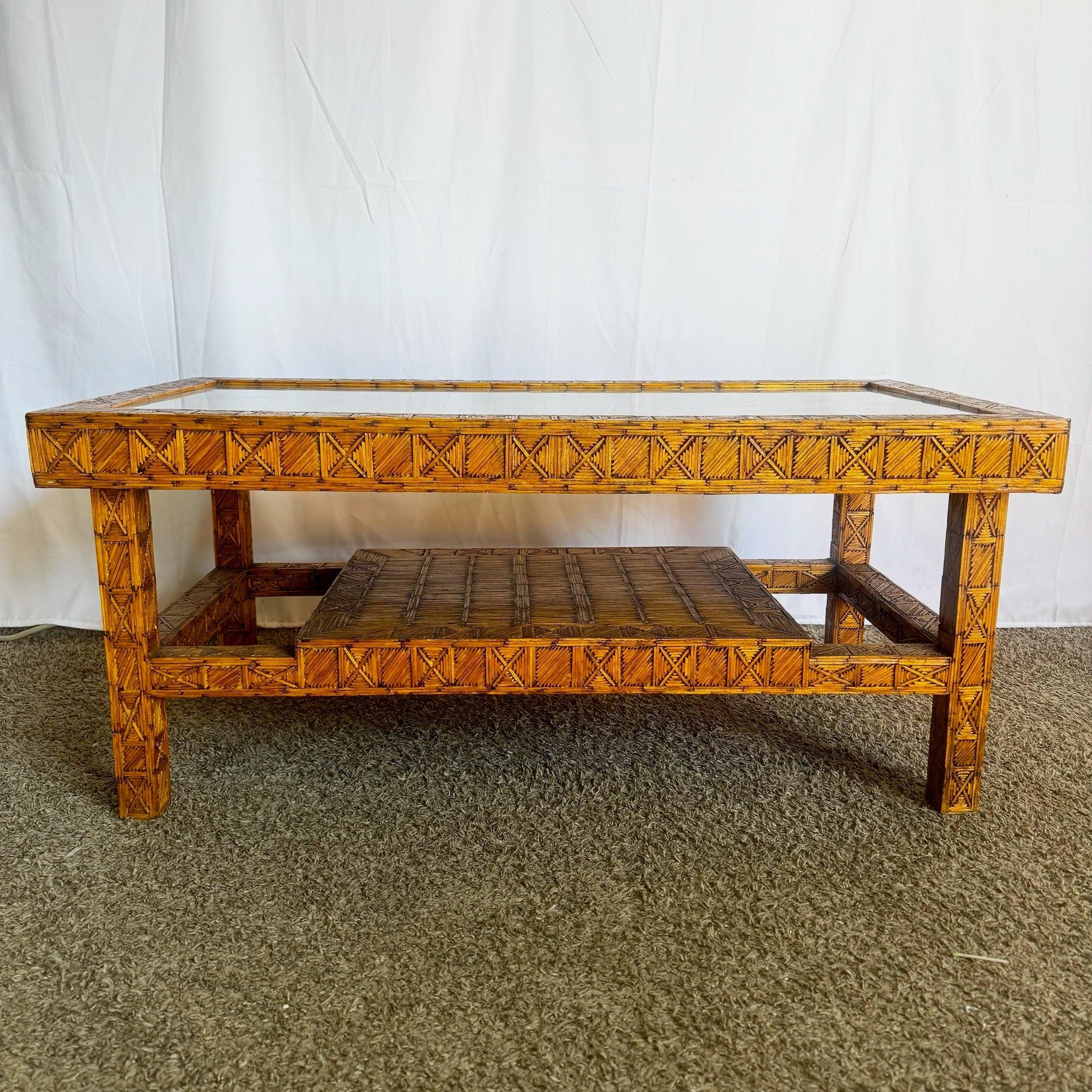 Verre Table basse Boho Chic en bâtons d'allumettes brûlées Folk Art en vente