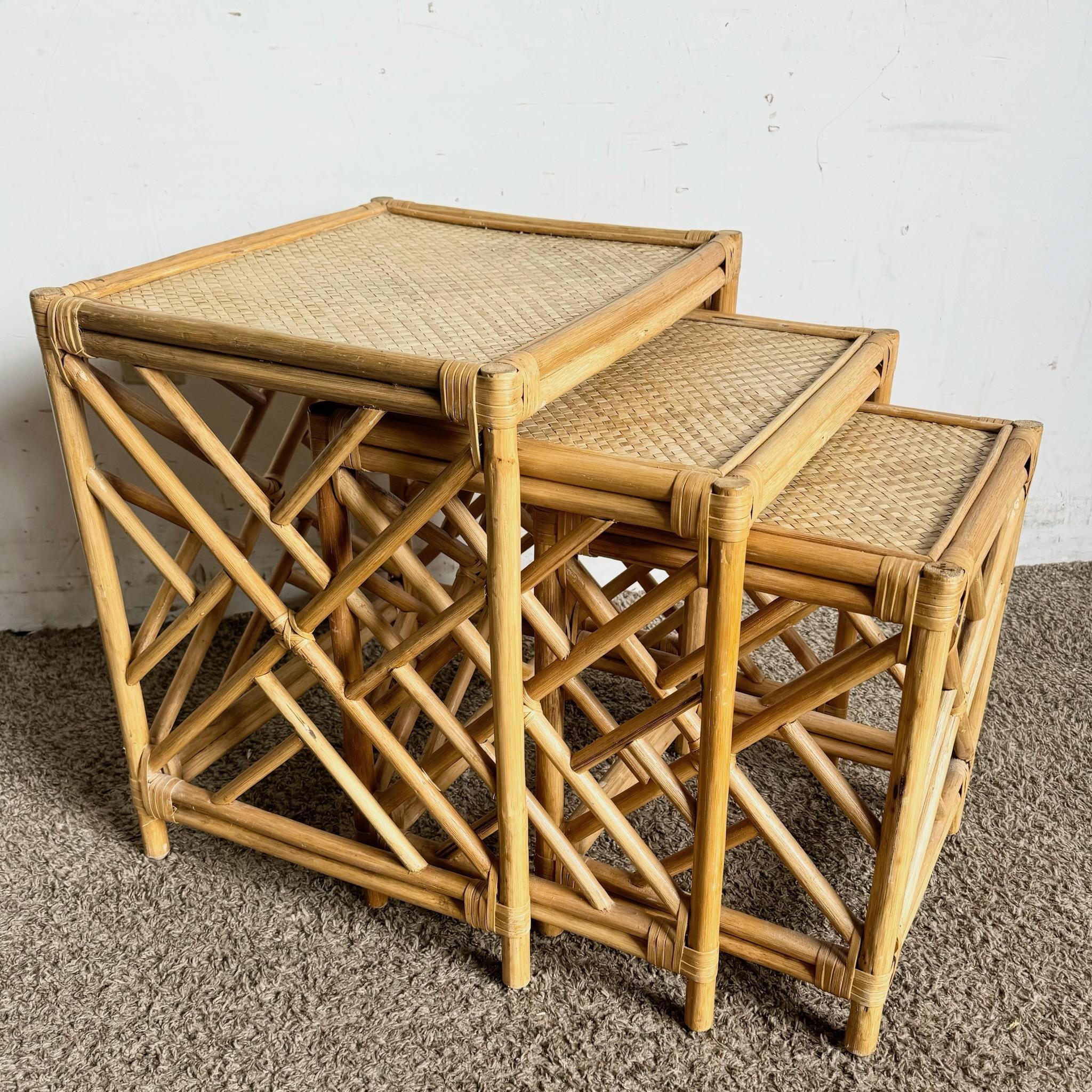 Ajoutez un style polyvalent à votre espace avec cet ensemble de trois tables gigognes en rotin et osier de style Boho Chic Chippendale. Avec une belle combinaison de cadres en rotin et de plateaux en osier tressé, ces tables offrent à la fois une