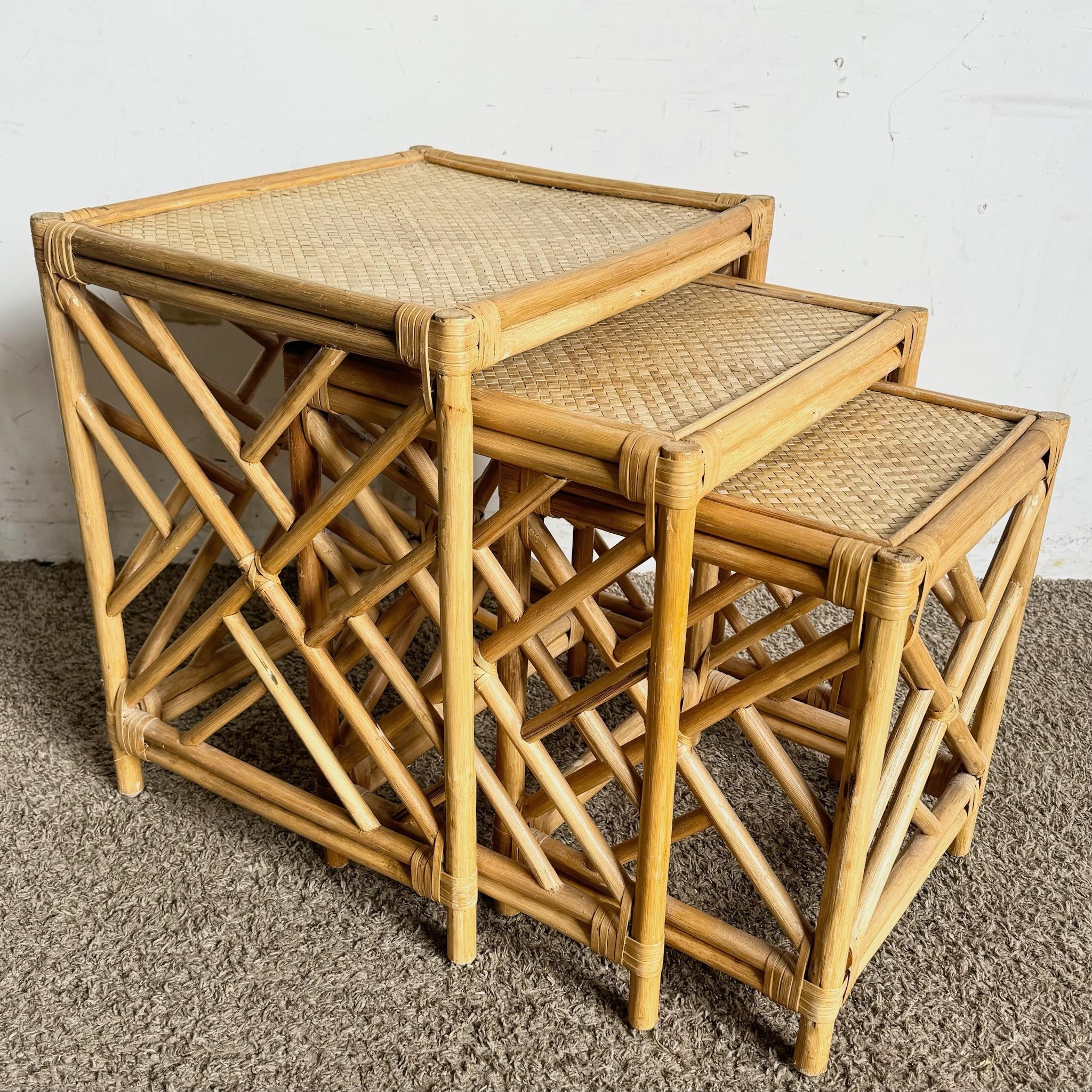 Tables gigognes en rotin et osier style Boho Chic Chippendale - Lot de 3 Bon état - En vente à Delray Beach, FL