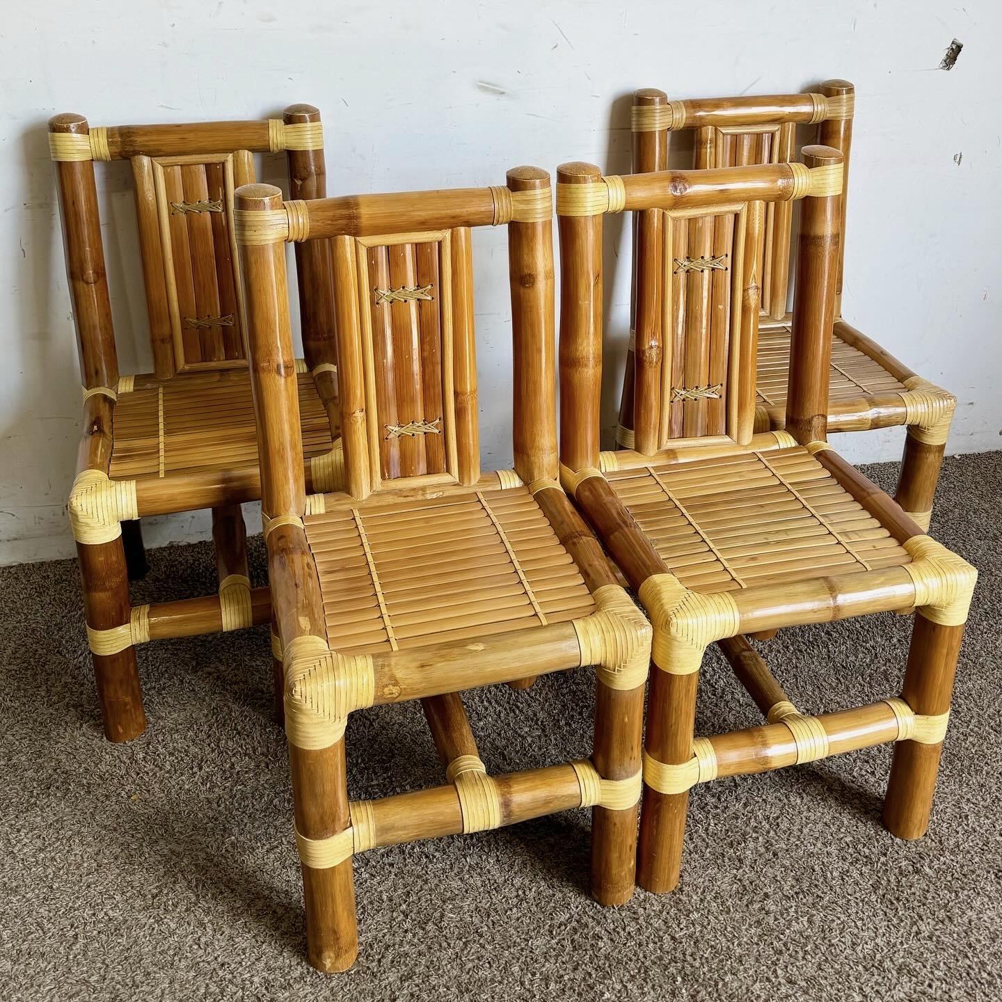 Bringen Sie einen Hauch von Boho-Chic in Ihren Essbereich mit diesem Set aus vier klobigen Bambus-Esszimmerstühlen. Diese in den 1970er Jahren gefertigten Vintage-Stühle bestehen aus einer robusten Bambuskonstruktion mit komplizierten Flechtdetails.