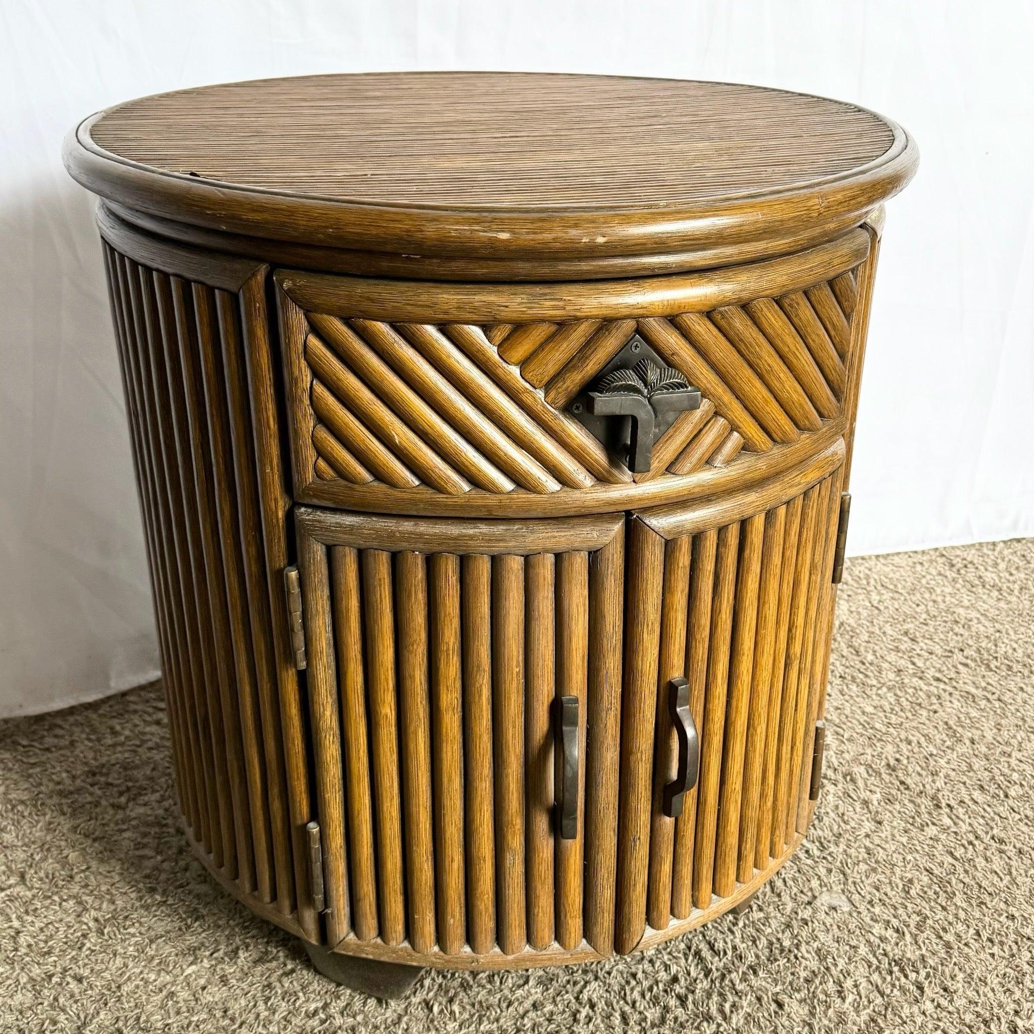 Mesa auxiliar de ratán boho chic con diseño circular, que ofrece un uso versátil como elegante mesa auxiliar o mesilla de noche.
 
 Algo de desgaste en los bordes, como se ve en las fotos. 
 
 Vendemos artículos tal y como se adquieren, sin