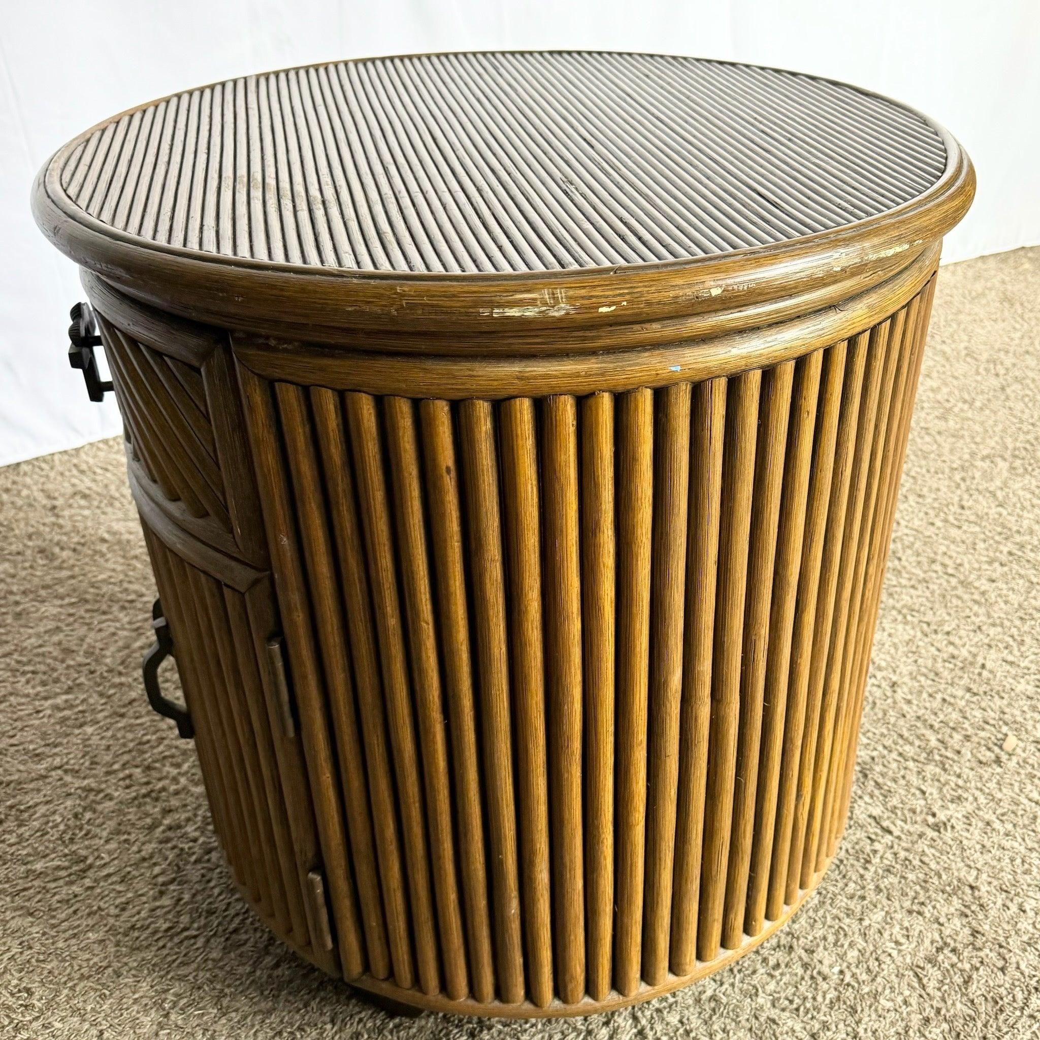 Mesa auxiliar/mesita de noche de ratán circular Boho Chic Indonesio en venta