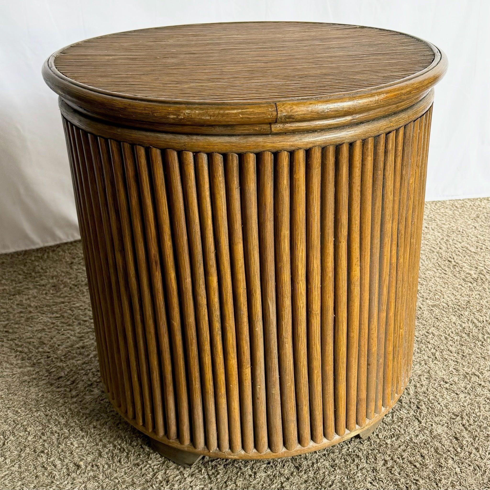Mesa auxiliar/mesita de noche de ratán circular Boho Chic en Bueno estado para la venta en Delray Beach, FL