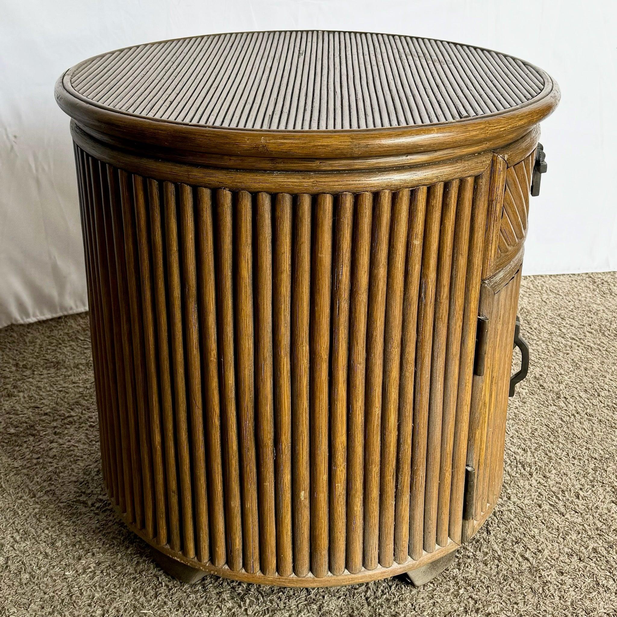 Mesa auxiliar/mesita de noche de ratán circular Boho Chic finales del siglo XX en venta