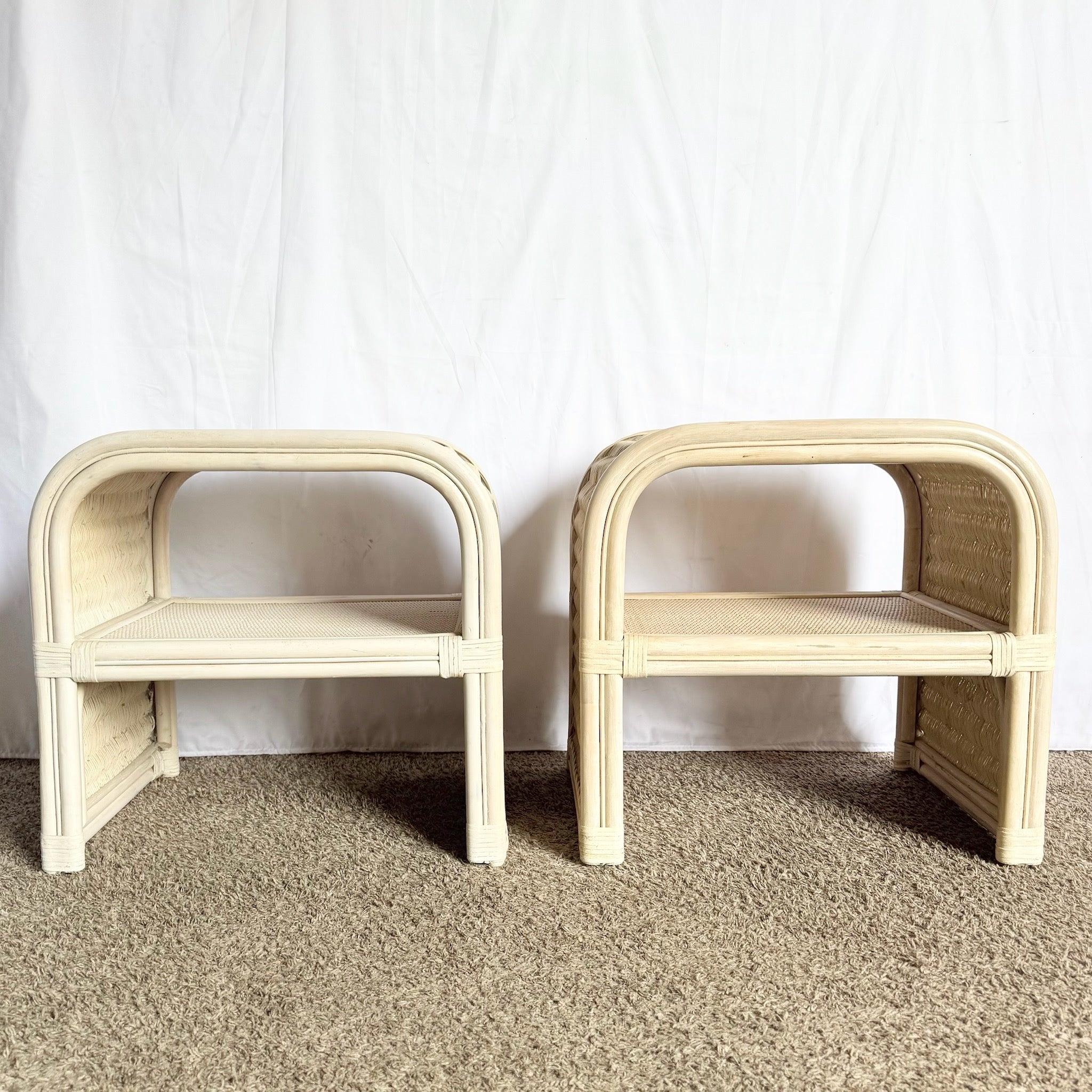 I tavolini a cascata in rattan Boho Chic si abbinano a telai in rattan curvati a cascata, pannelli in vimini e calore costiero, perfetti per gli interni vintage boho.
 

 Un tavolo è di una tonalità più chiara rispetto all'altro, come si vede nelle