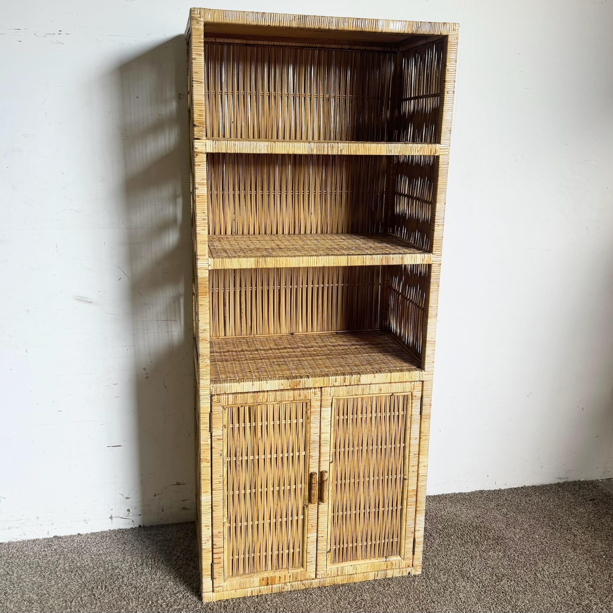 Questa etagere in vimini costiera Boho Chic dona un'atmosfera rilassata e ispirata alla spiaggia all'arredamento della tua casa. Grazie alla struttura in vimini naturale e agli scaffali aperti, è perfetto per esporre i tuoi oggetti preferiti in modo