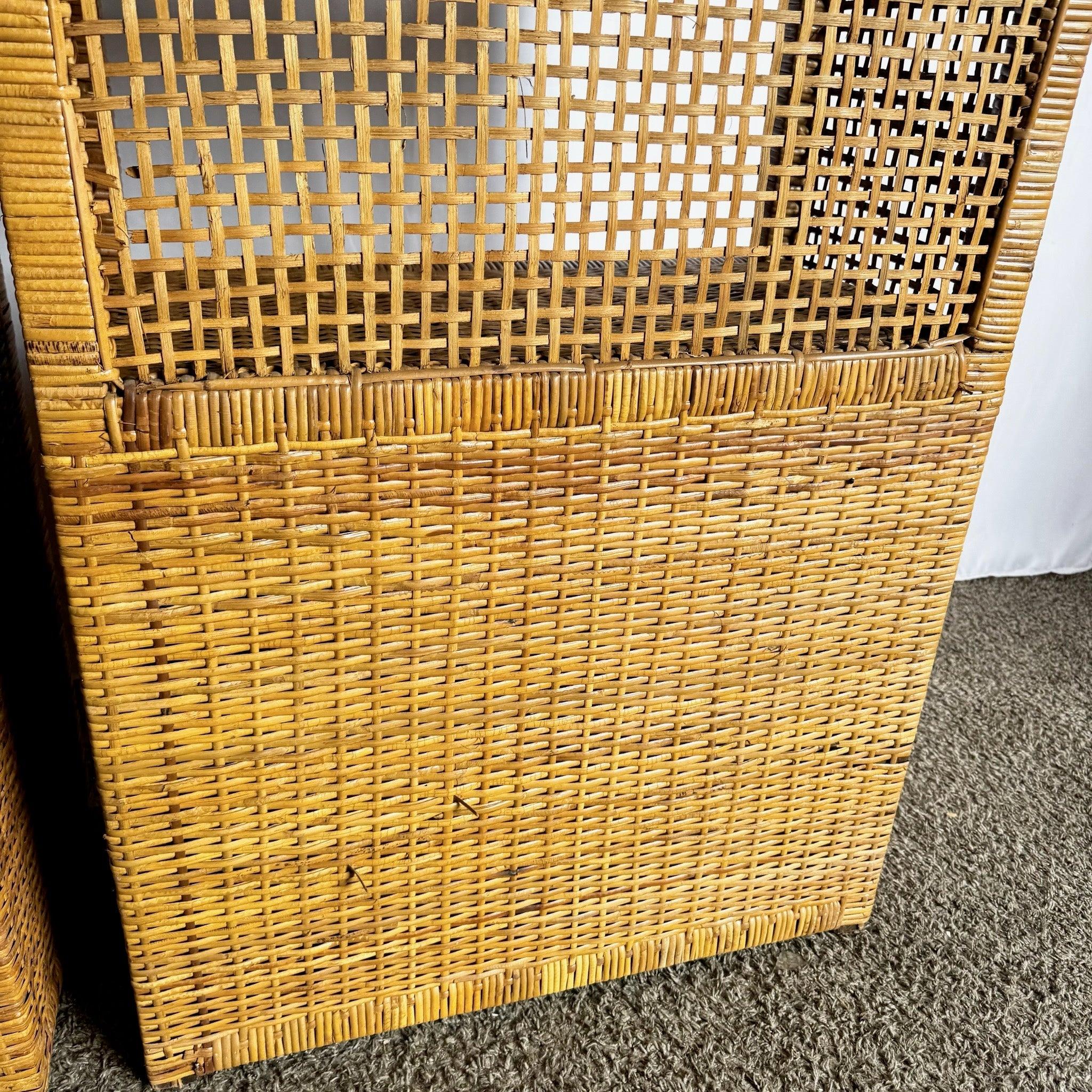 Eleva gli interni costieri con l'Etageres in vimini Boho Chic Coastal, un'elegante miscela di trama intrecciata e raffinatezza.
 
 Alcuni segni di usura del vimini sul retro e su una delle ante degli armadietti, come mostrato nelle foto.
 
 Vendiamo