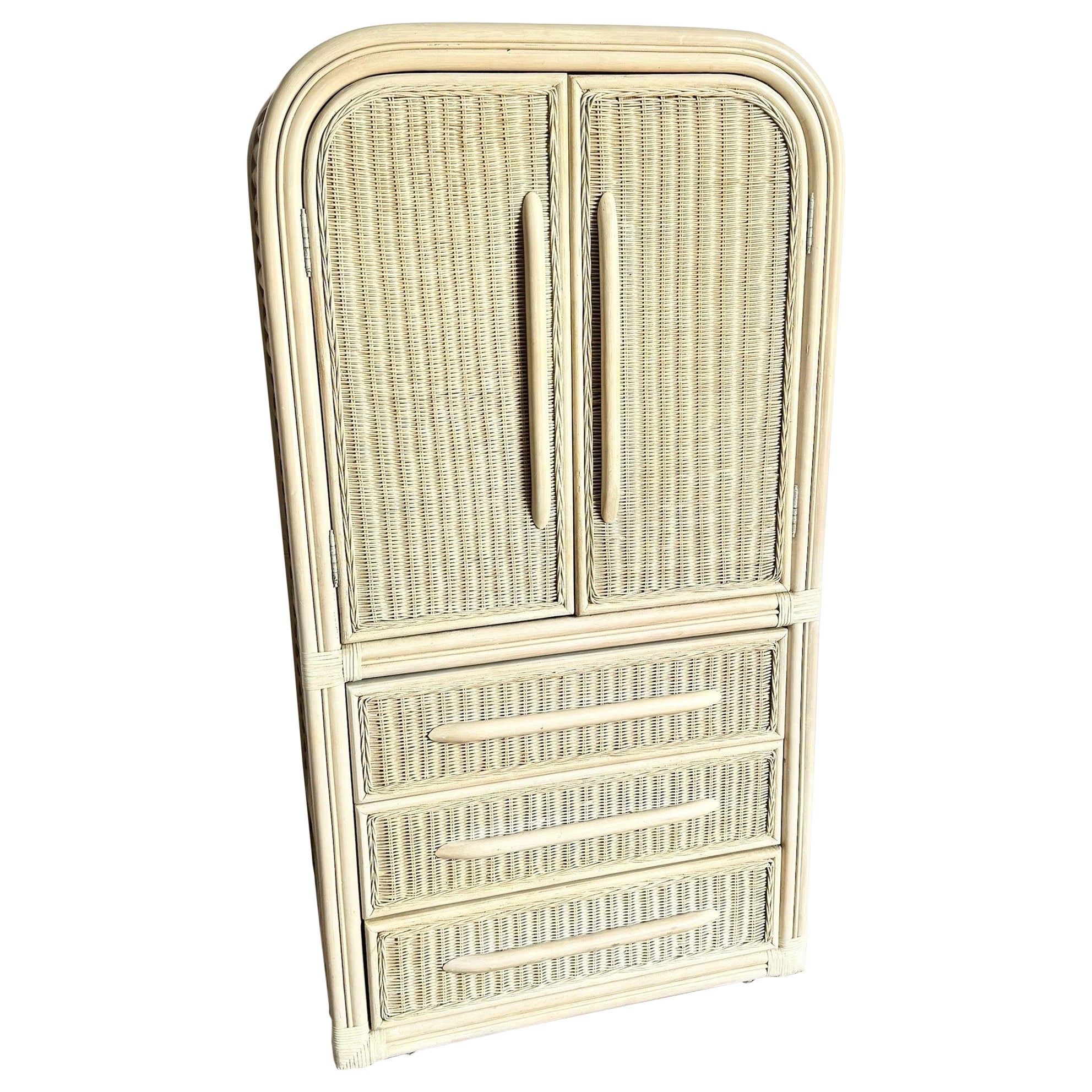 Boho Chic Coastal Wicker Rattan Wasserfall Armoire im Angebot