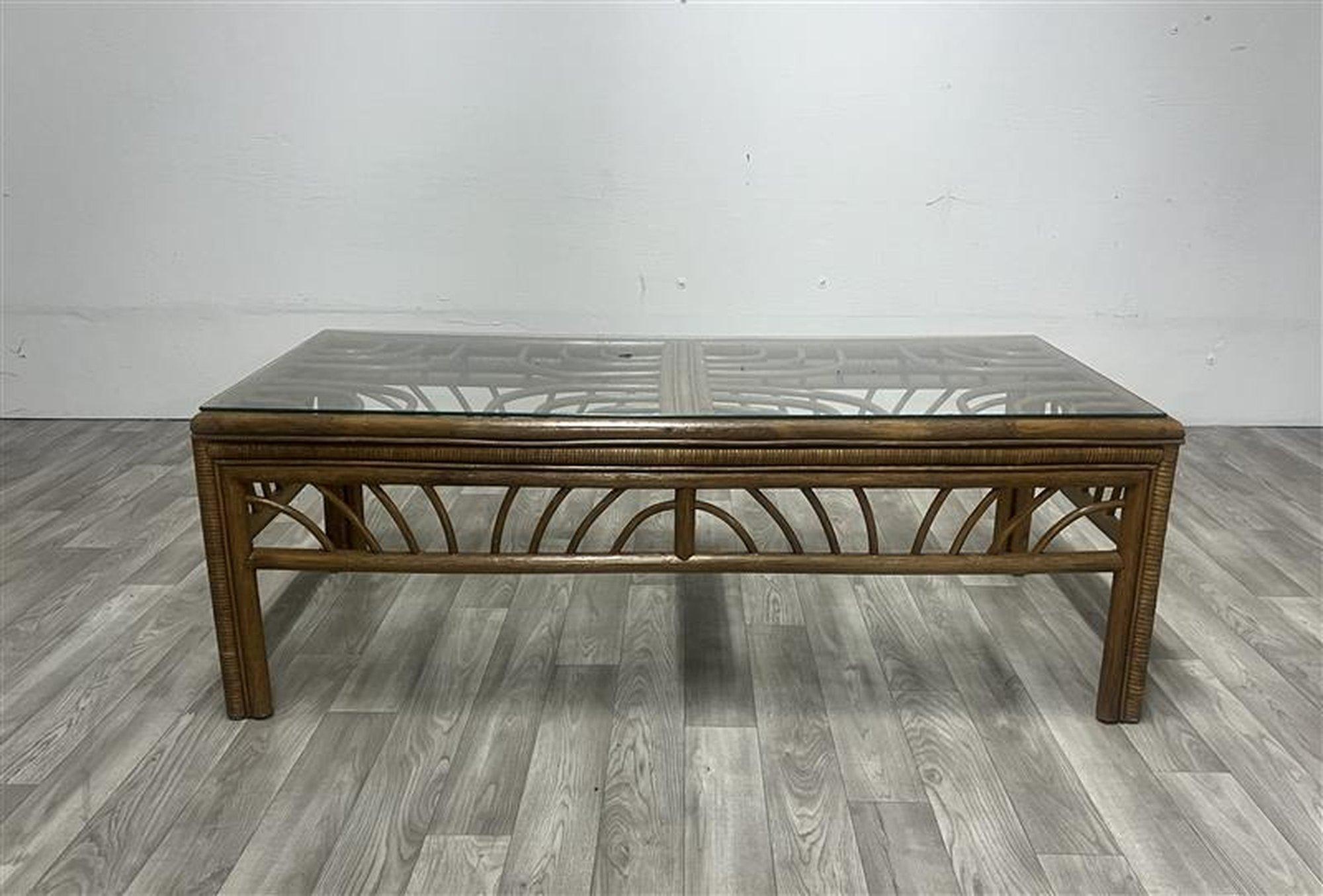 Table basse en rotin des années 1960

Tables d'appoint assorties disponibles 
Vendu séparément 