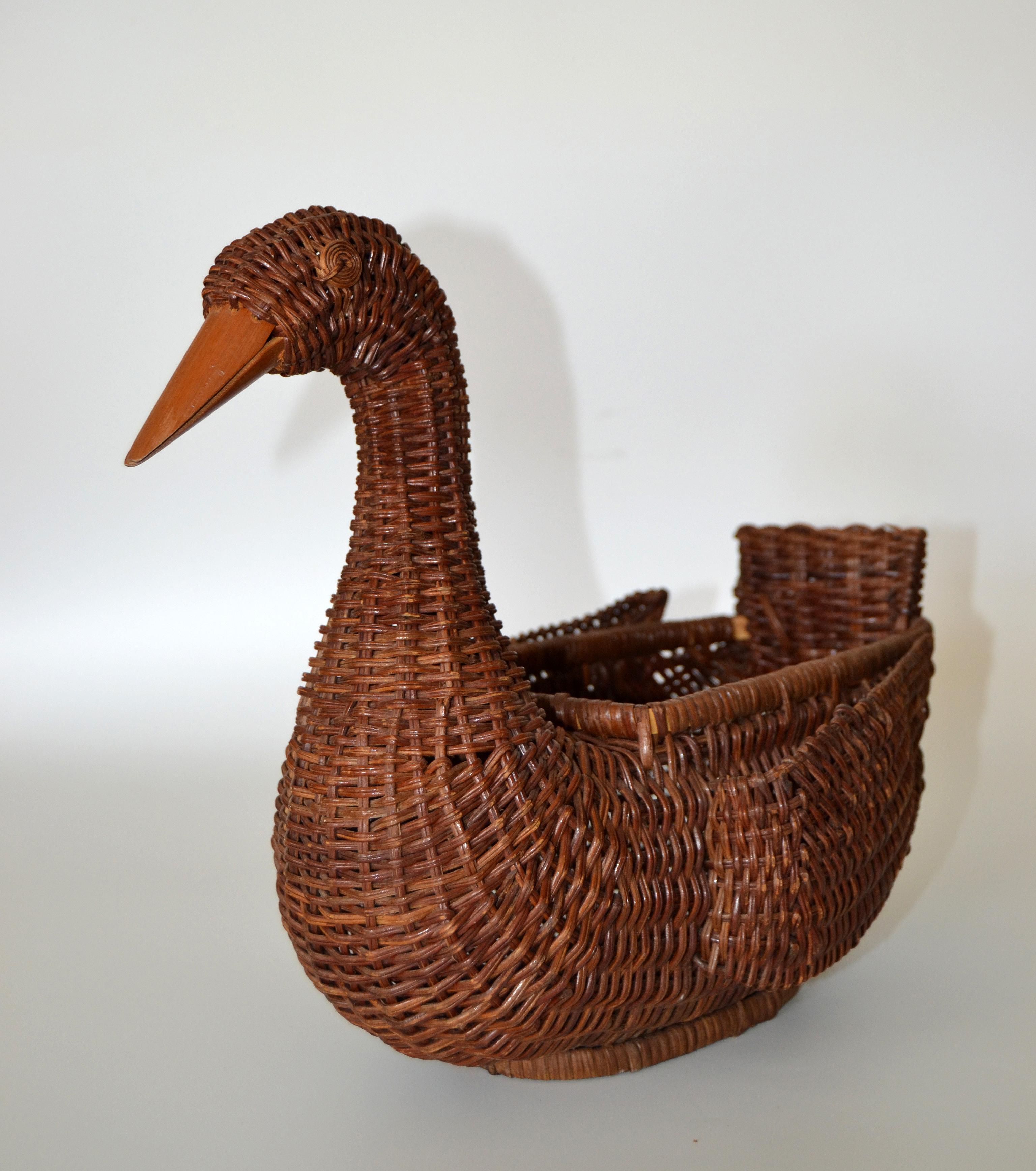 Boho Chic Decorative Handcrafted Woven Reed Brown Duck Basket, Animal Sculpture  In Good Condition In Miami, FL
