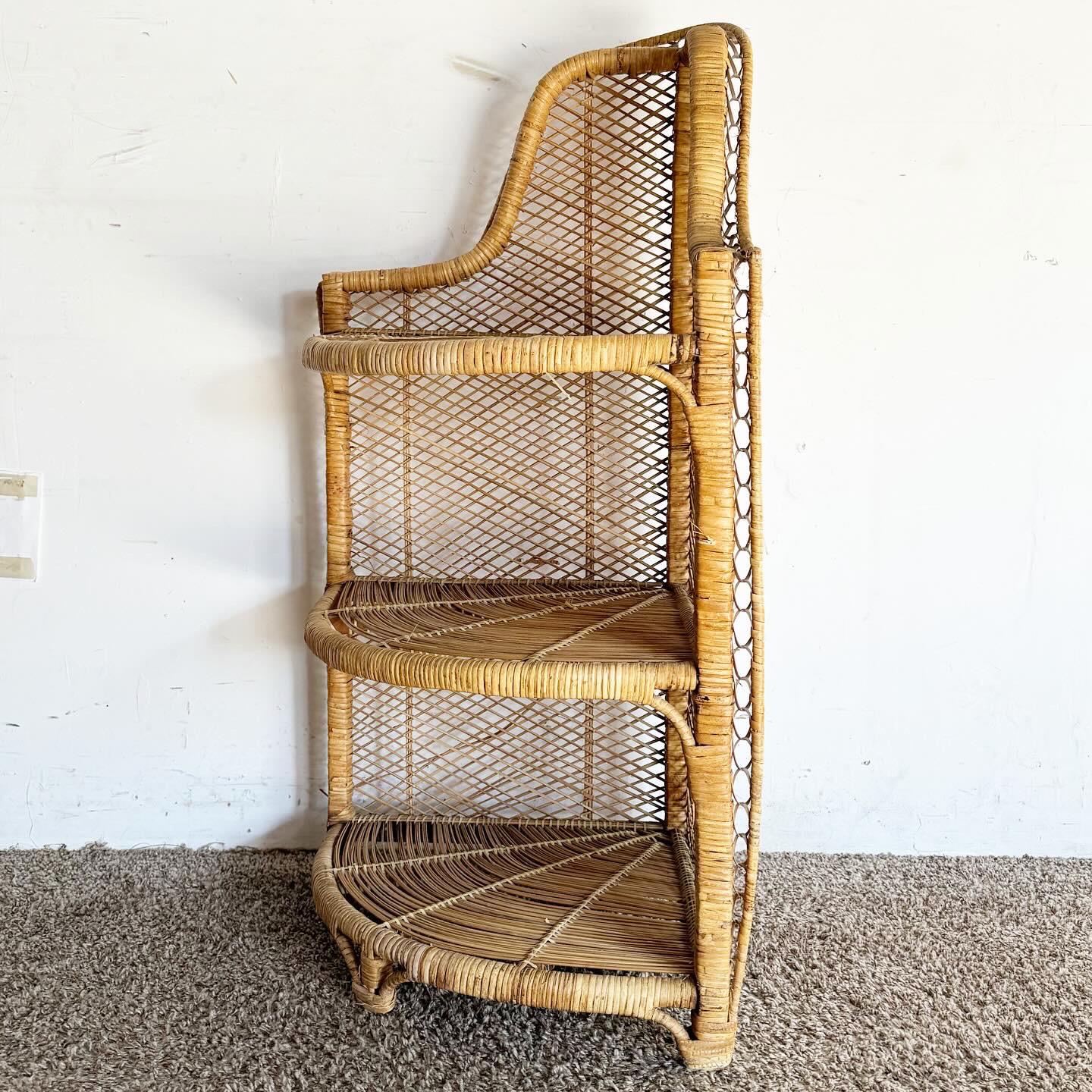 Valorizza il tuo spazio con lo scaffale/tavolino angolare in rattan Boho Chic Demi Lune. Realizzato ad arte in rattan, il suo esclusivo design curvo a mezzaluna si adatta perfettamente agli angoli, combinando funzionalità e naturale eleganza.