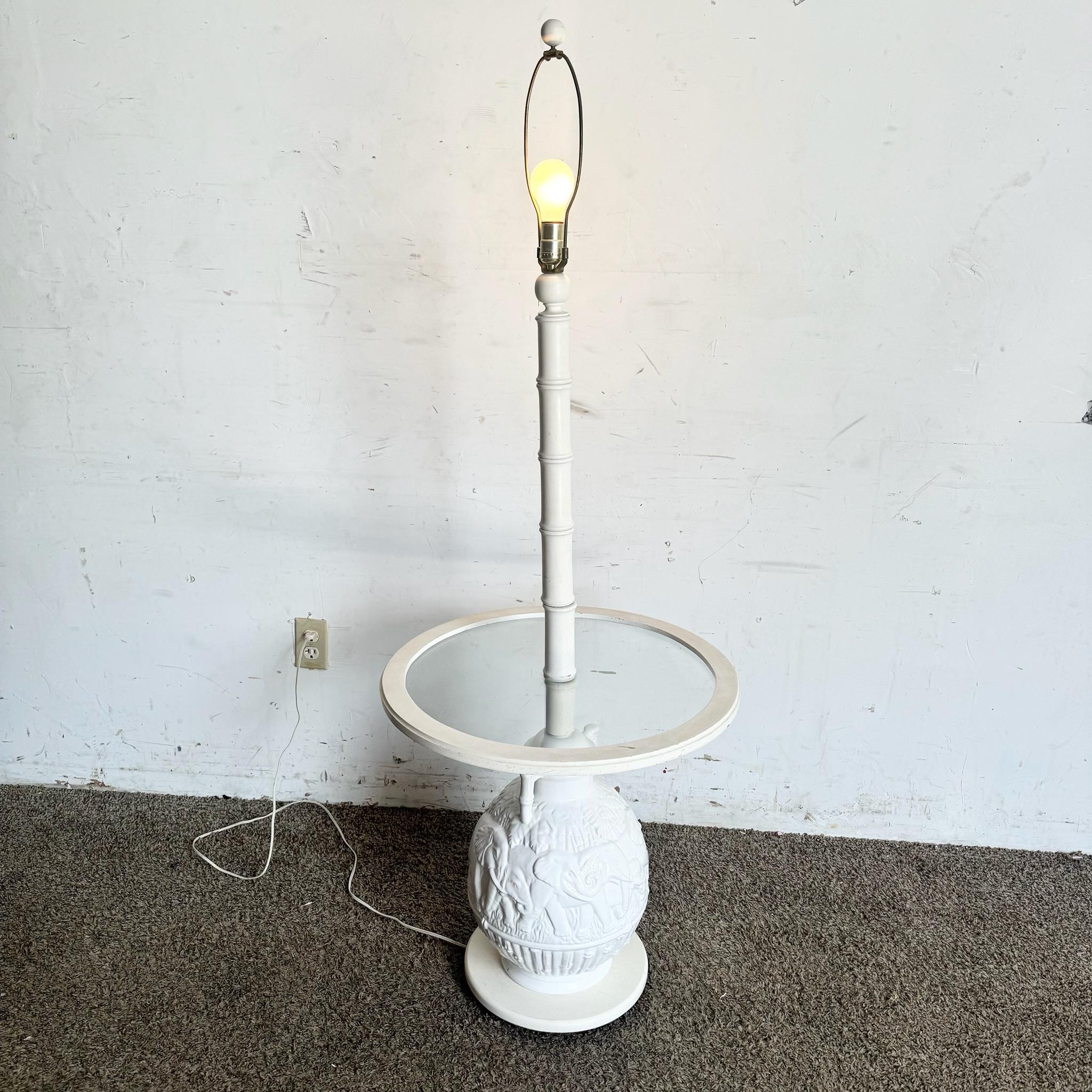 Esta mesa lámpara de pie de cerámica con forma de elefante Boho Chic presenta un encantador diseño de bambú sintético con tapa de cristal, que combina un estilo lúdico con la funcionalidad. Perfecta para añadir un toque ecléctico a cualquier