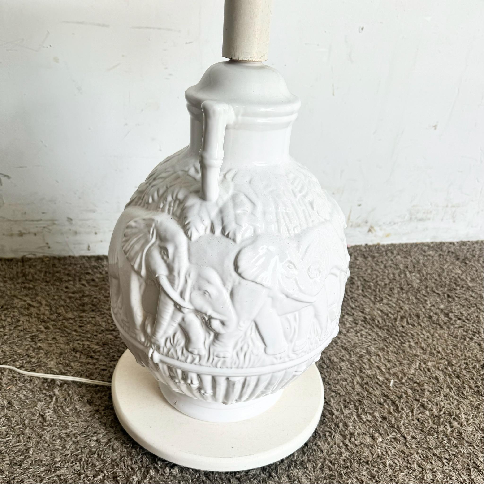 Boho Chic Elefante de cerámica de imitación de bambú Lámpara de pie/Mesa auxiliar de cristal finales del siglo XX en venta