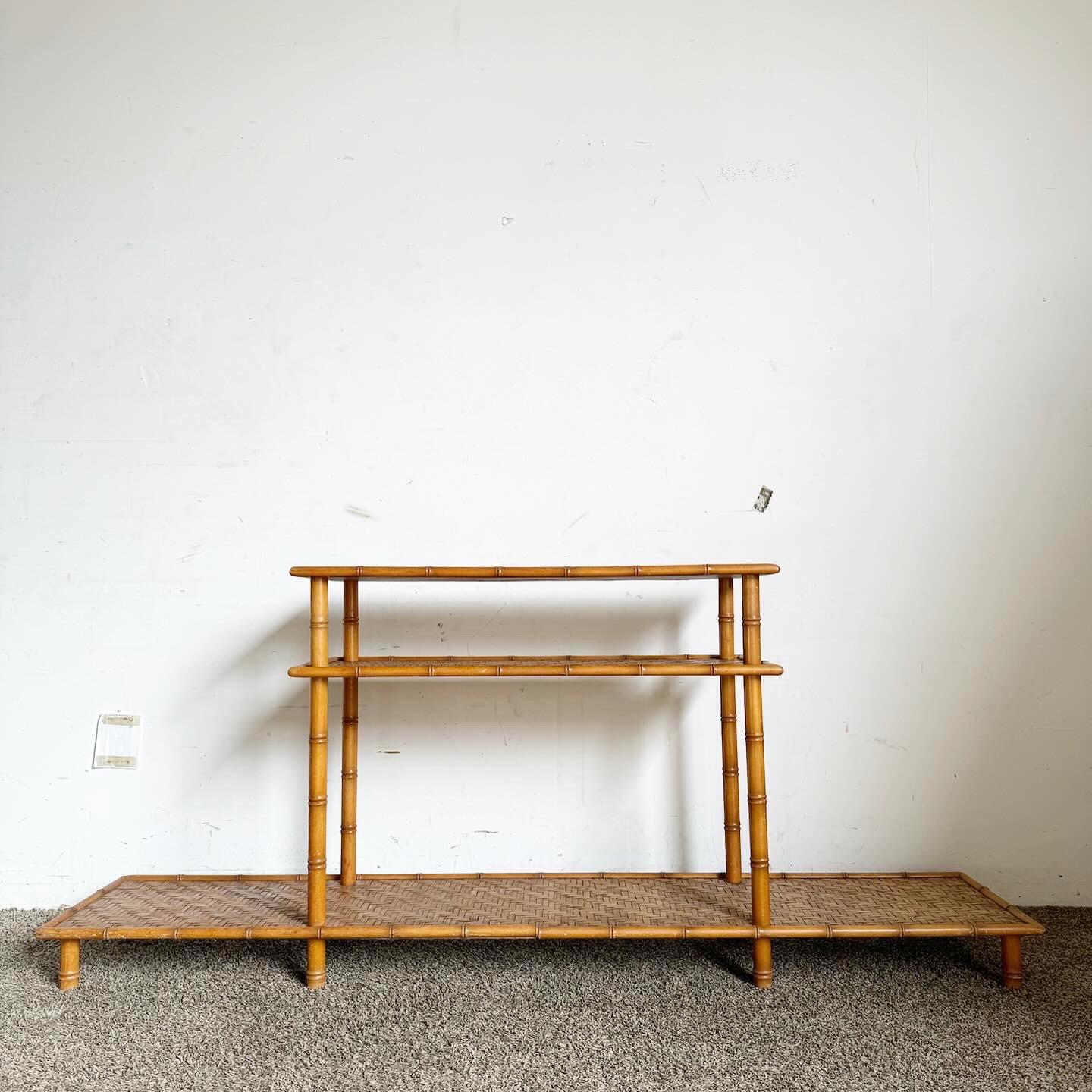 20ième siècle Table console bohème chic en faux bambou et osier à chevrons en vente