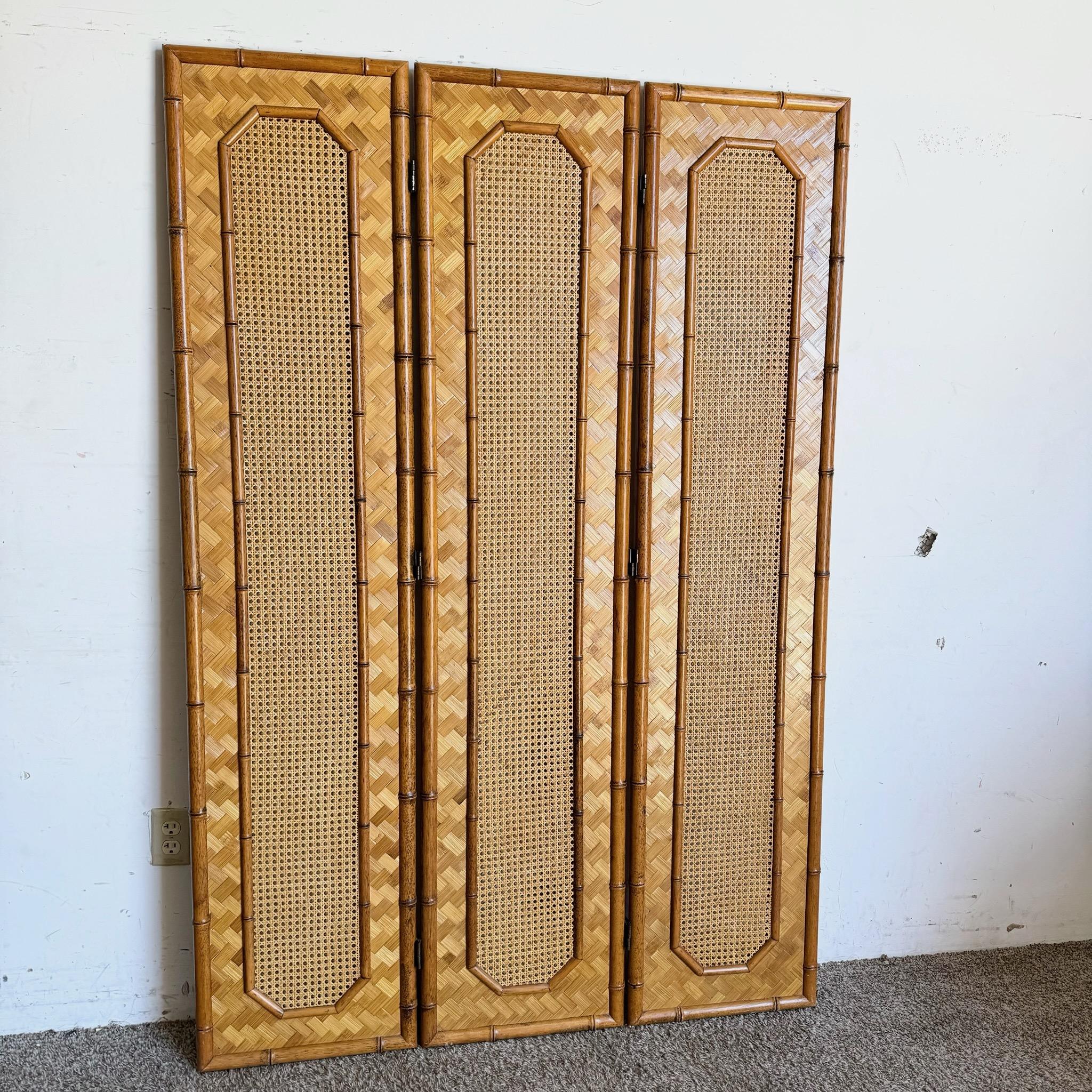Questo divisorio Boho Chic in finto bambù presenta tre pannelli pieghevoli con un sorprendente motivo a spina di pesce e inserti in canna. Perfetta per aggiungere privacy o creare un angolo accogliente, la sua texture naturale e i suoi toni caldi
