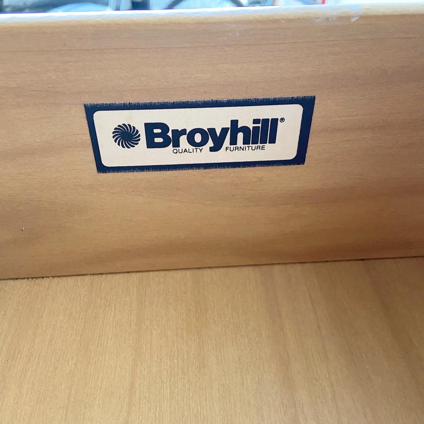 Américain Commode haute bohème chic en faux bambou de Broyhill en vente