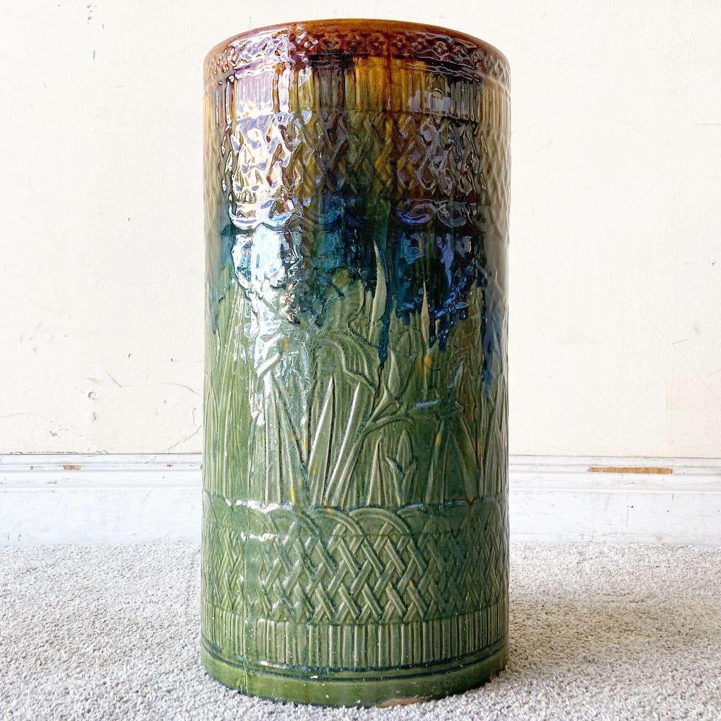Erstaunlich Vintage Boho chic glasierten Ton Bodenvase. Das Äußere ist geätzt und in Grün, Orange und Blau gehalten.
