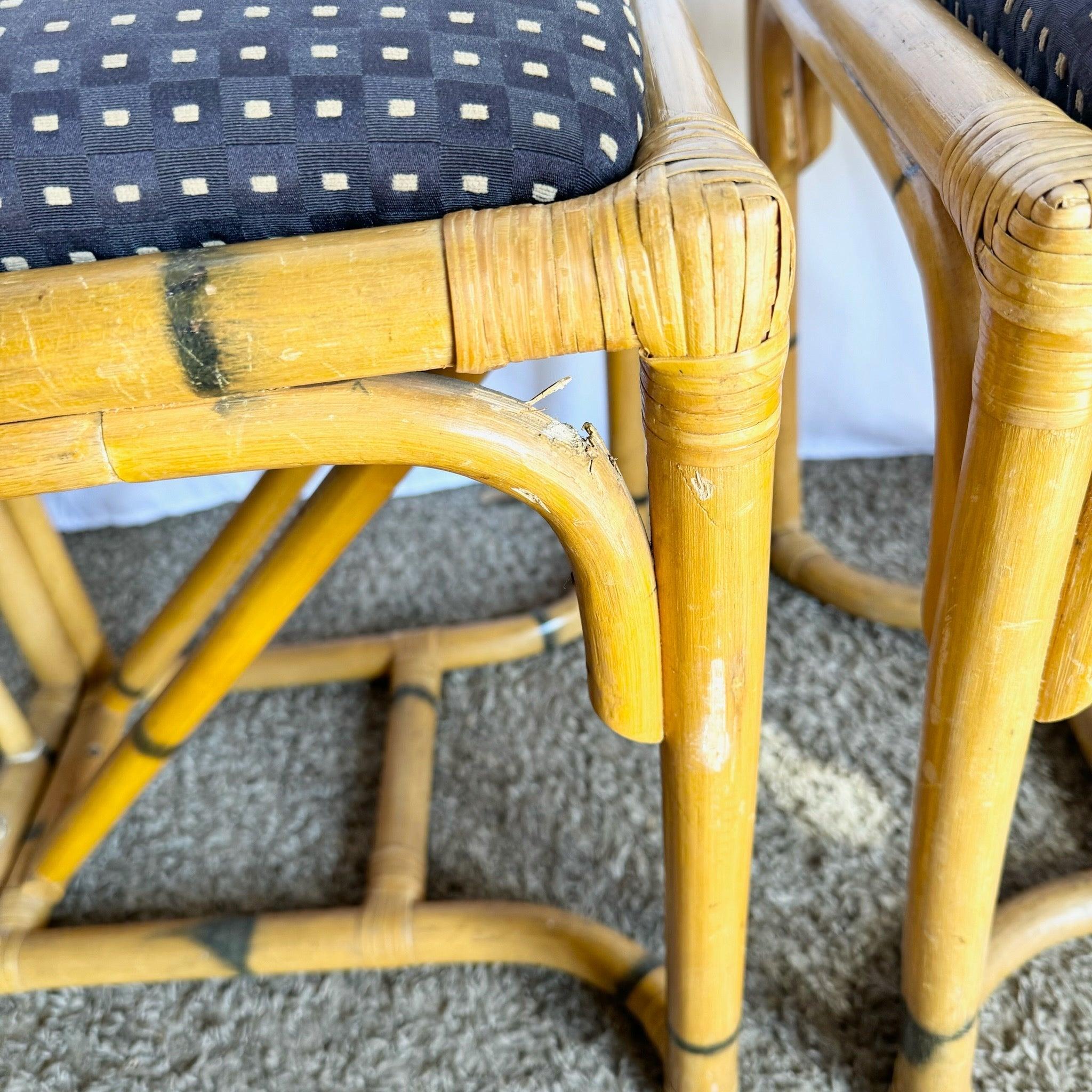 Set aus sechs Boho Chic Esszimmerstühlen mit hoher Rückenlehne aus gebogenem Bambus, mit anmutig geschwungenen Rahmen, perfekt, um Ihrem Esszimmer böhmische Eleganz zu verleihen.
 
 Wir verkaufen die Gegenstände so, wie sie erworben wurden, ohne sie