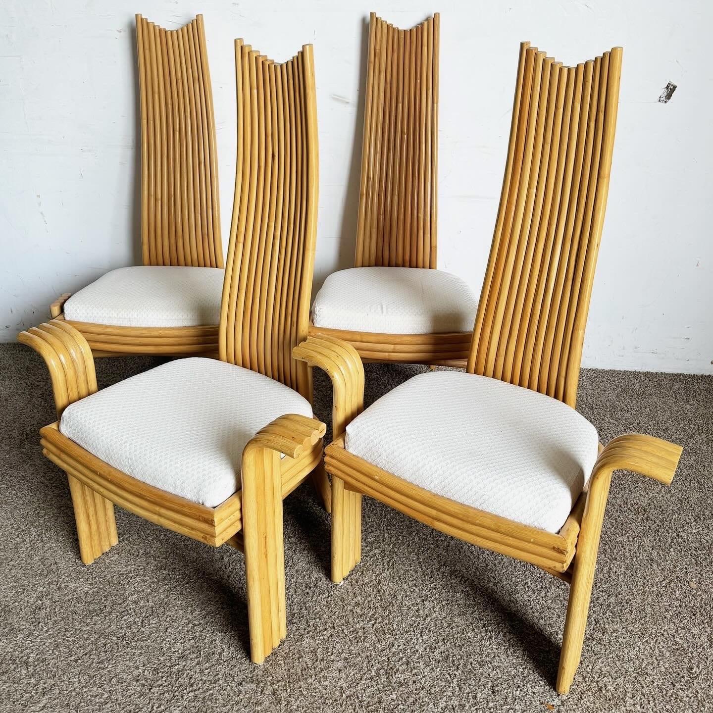 Trasforma la tua zona pranzo con questo set di quattro sedie da pranzo in rattan con schienale alto Boho Chic. Ogni sedia è realizzata magistralmente con un design unico a schienale alto, con braccioli sulle sedie del capitano per un maggiore
