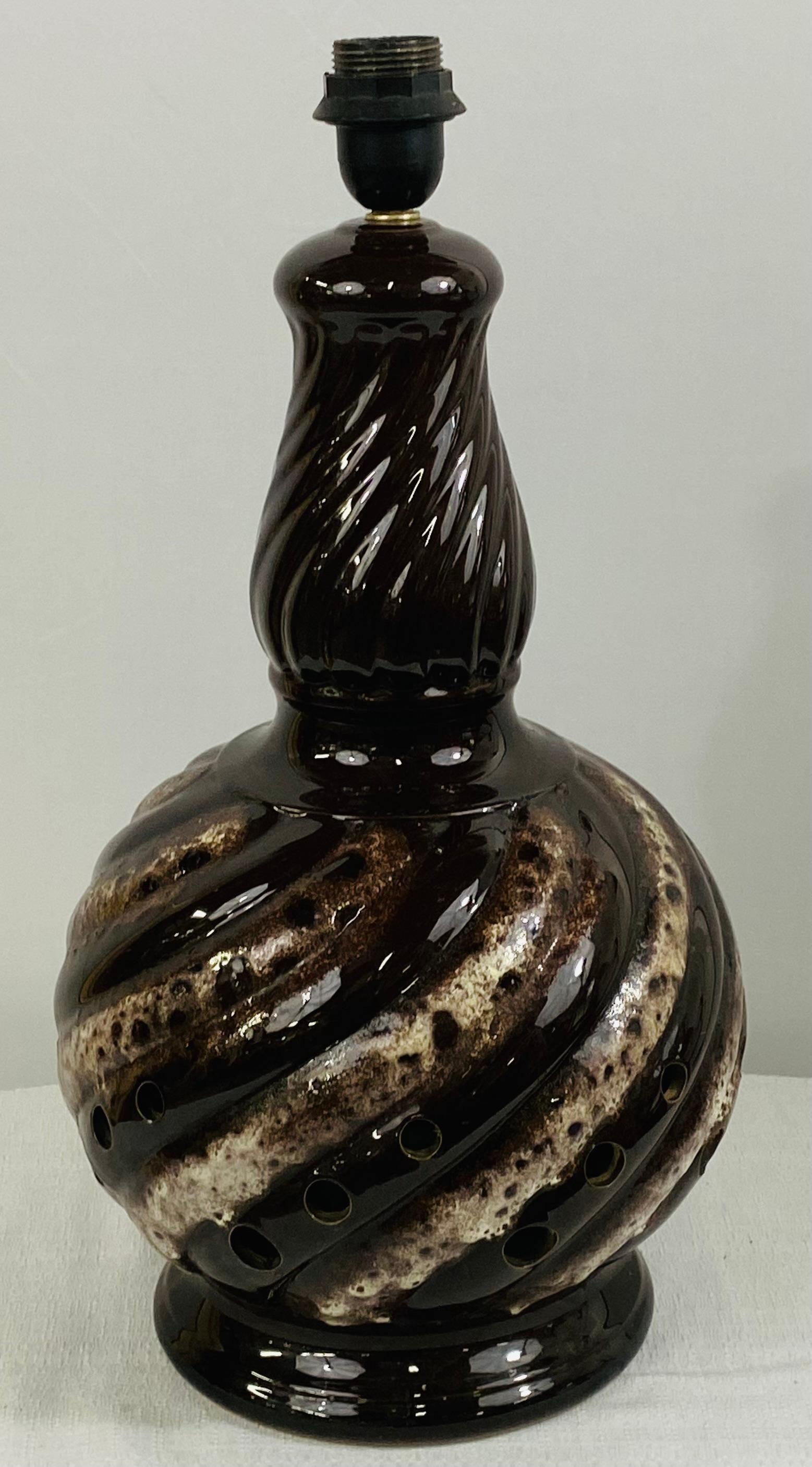 Boho Chic Krug / Vase, umgewandelte Tischlampe mit zwei Lichtern im Angebot 4