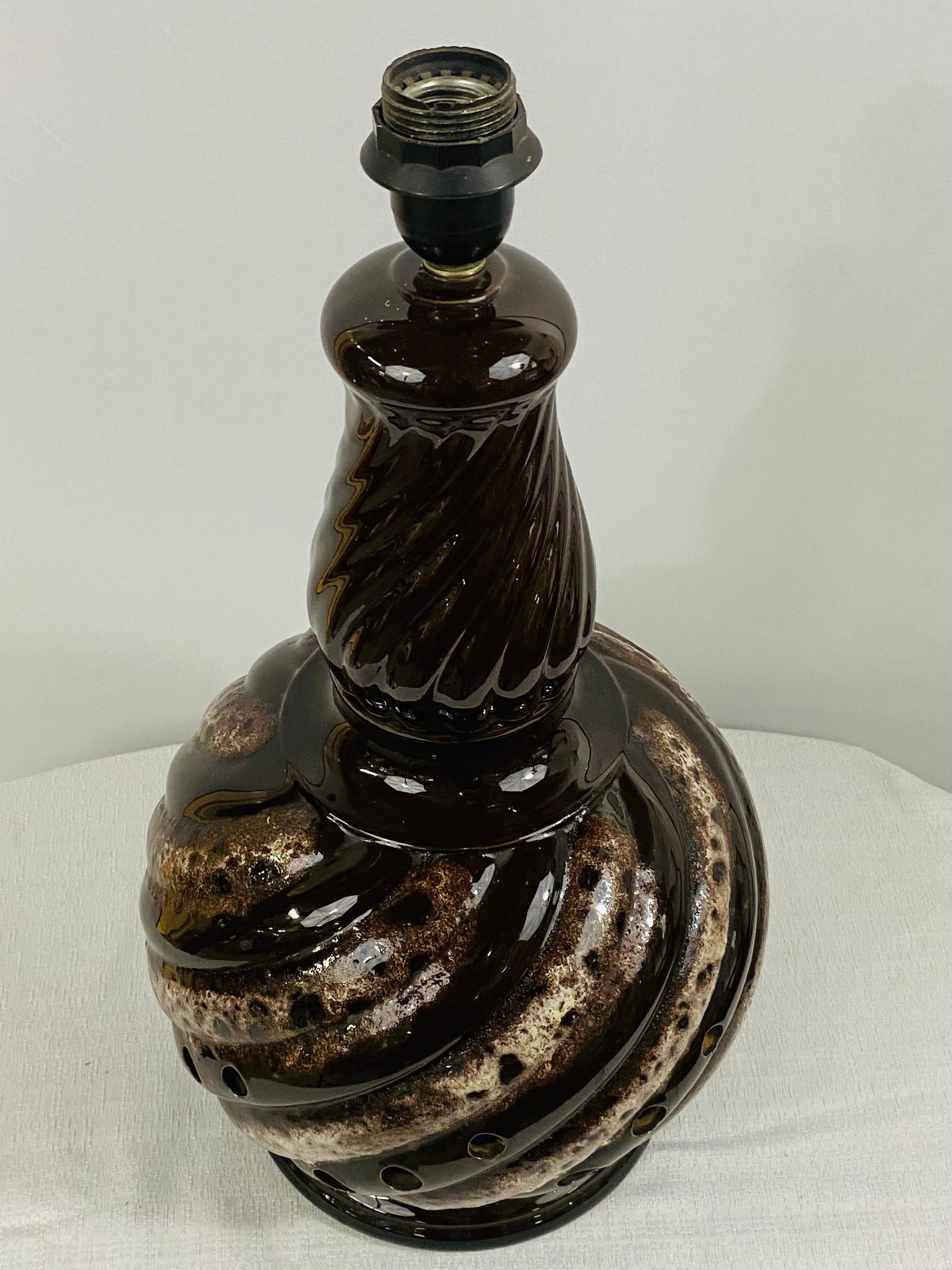 Boho Chic Krug / Vase, umgewandelte Tischlampe mit zwei Lichtern im Angebot 5