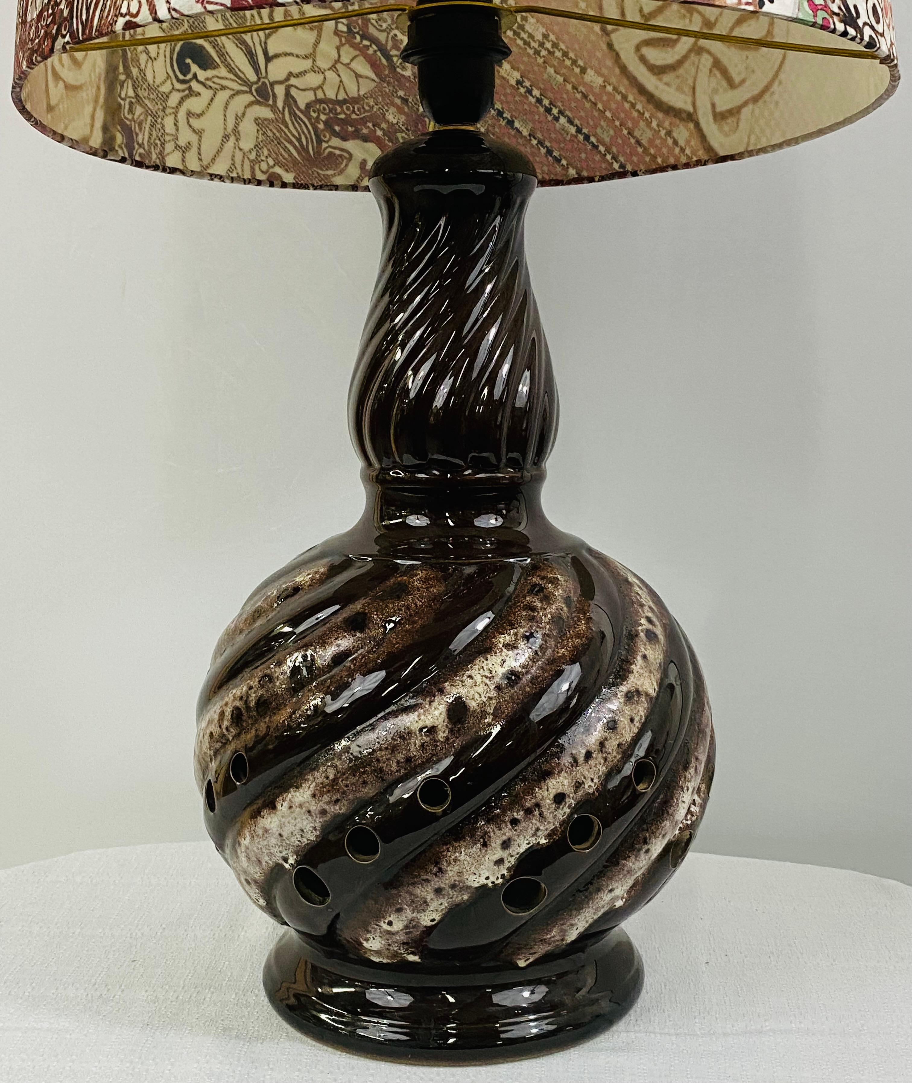 Boho Chic Krug / Vase, umgewandelte Tischlampe mit zwei Lichtern im Angebot 7
