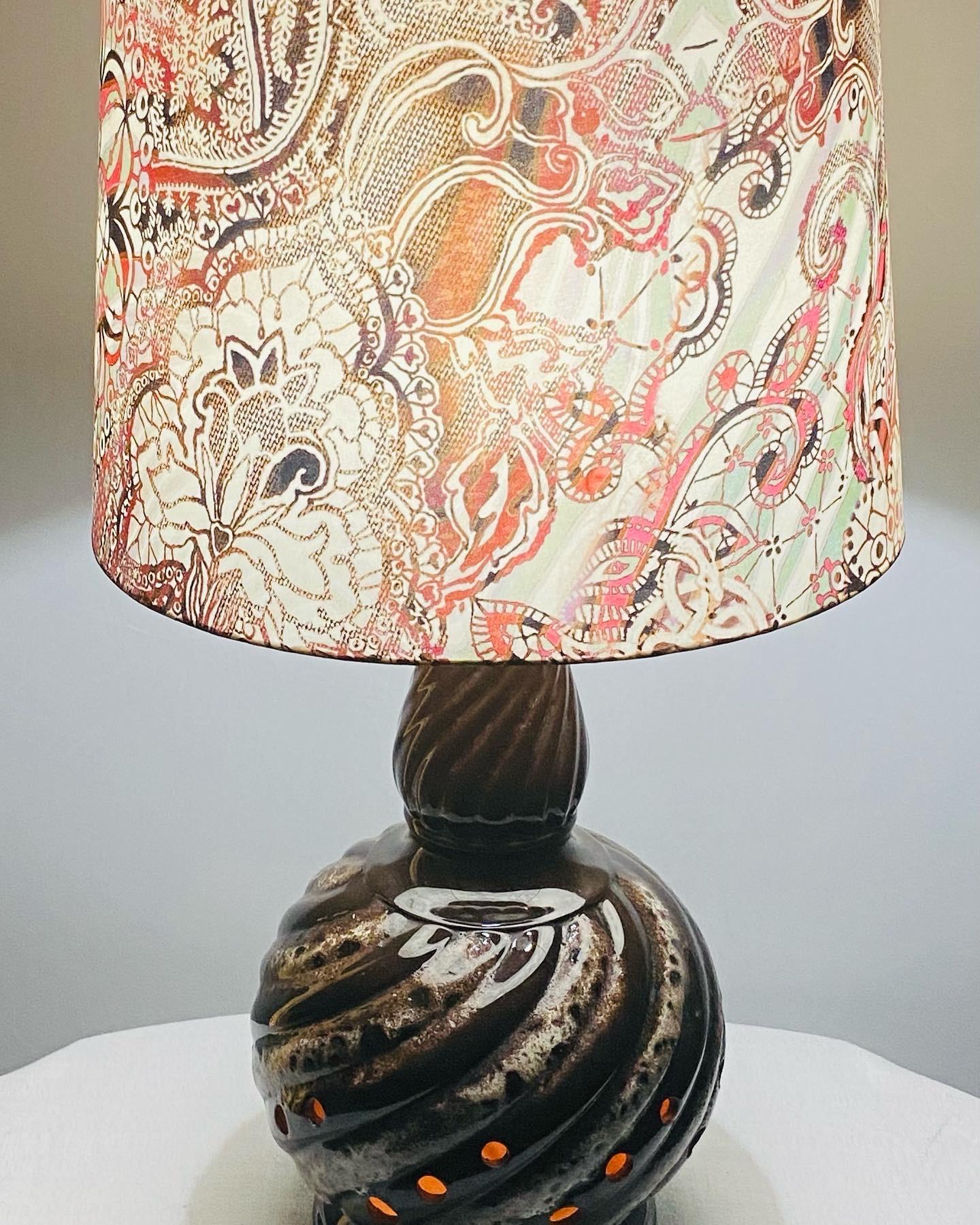 Boho Chic Krug / Vase, umgewandelte Tischlampe mit zwei Lichtern (Moderne der Mitte des Jahrhunderts) im Angebot