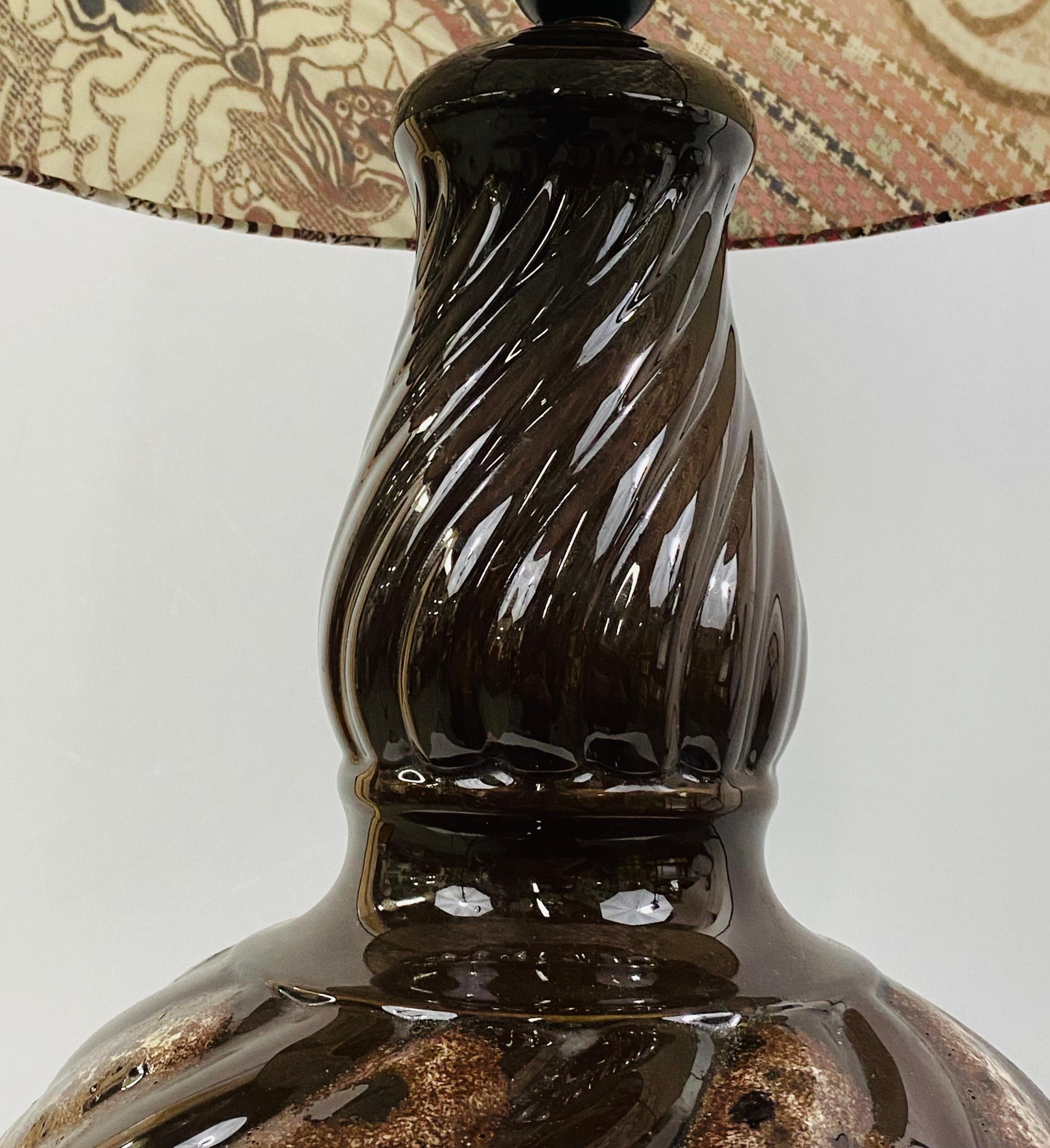 Boho Chic Krug / Vase, umgewandelte Tischlampe mit zwei Lichtern im Zustand „Gut“ im Angebot in Plainview, NY